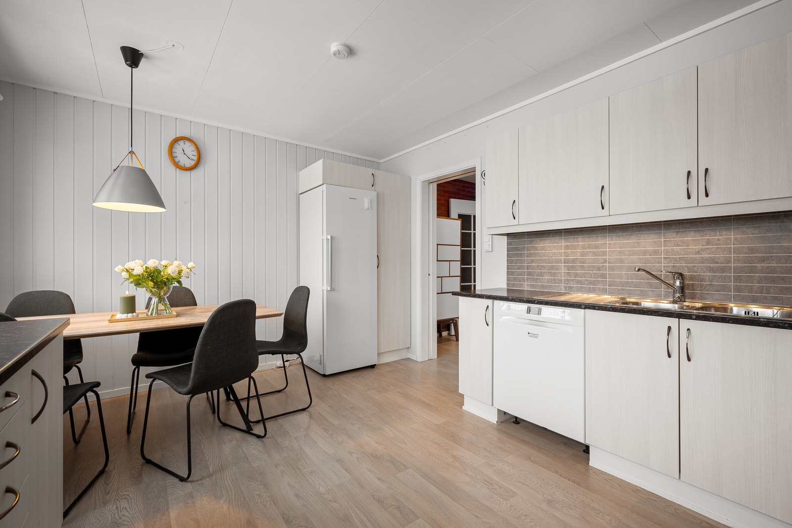 Kitchen Board mellom benkeplate og overskap Galleribilde