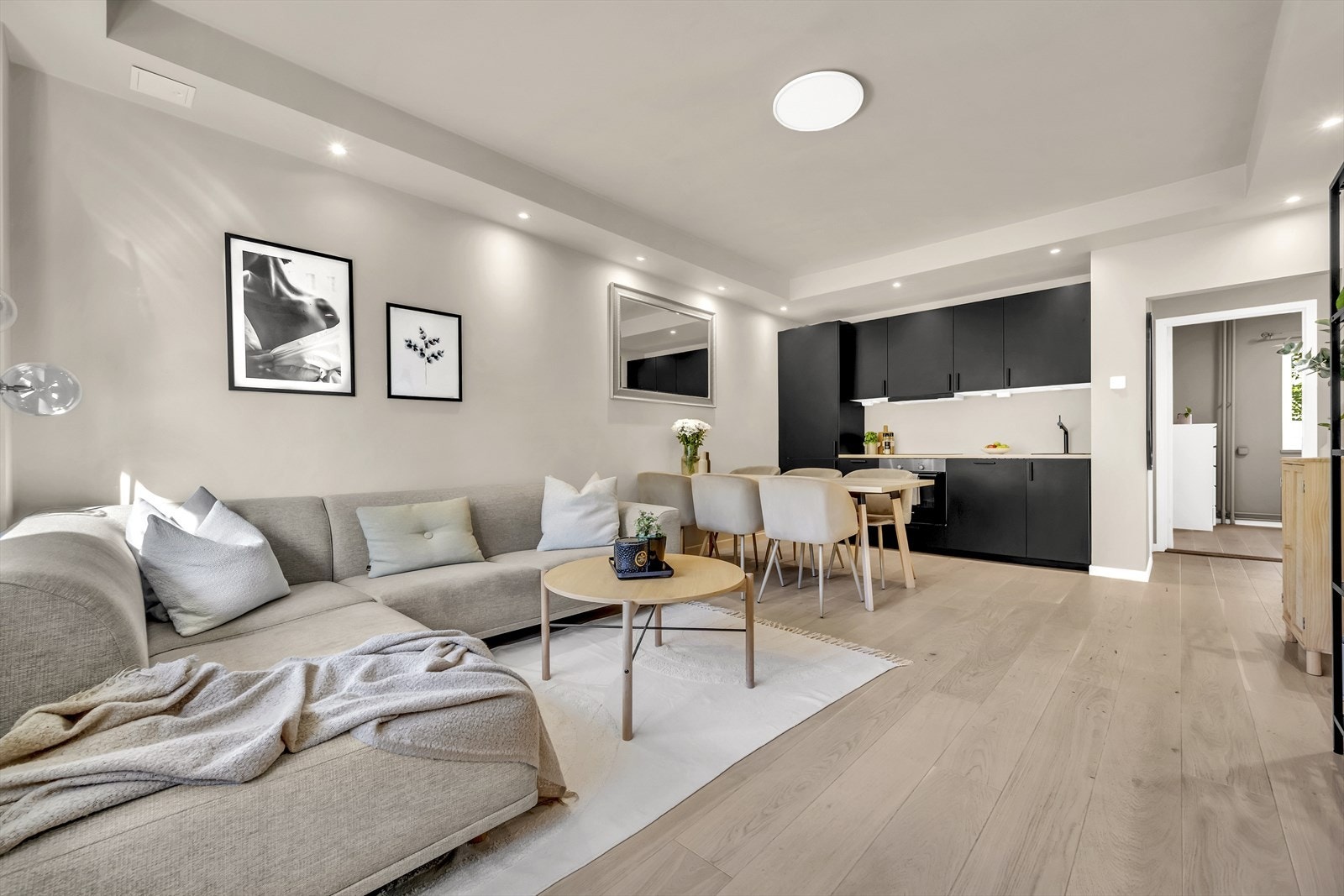 Stuen har en planløsning som oppleves naturlig og enkel å innrede. Galleribilde