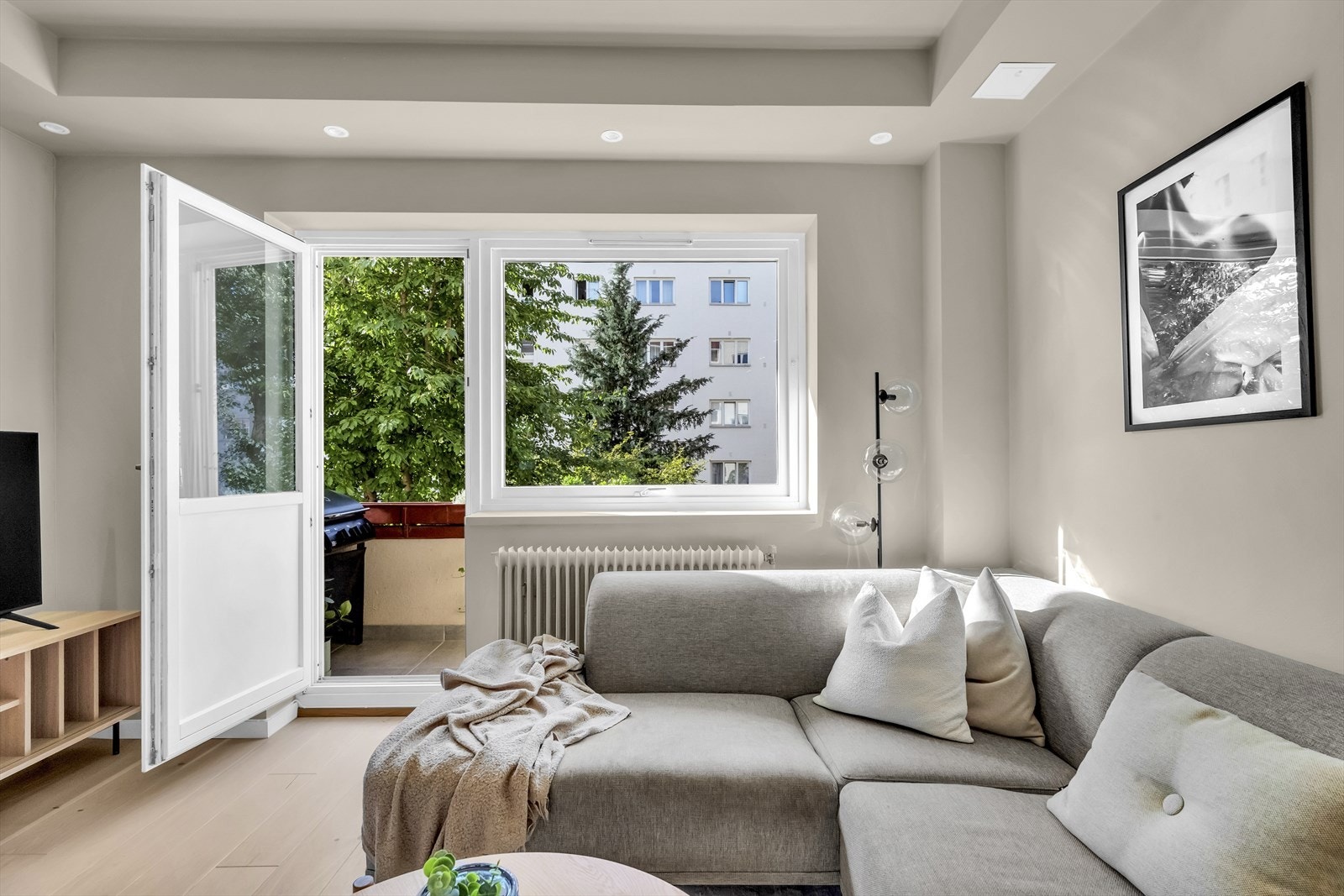 Her har du en stilren og gjennomført leilighet som i stor grad ble pusset opp i 2023. Galleribilde