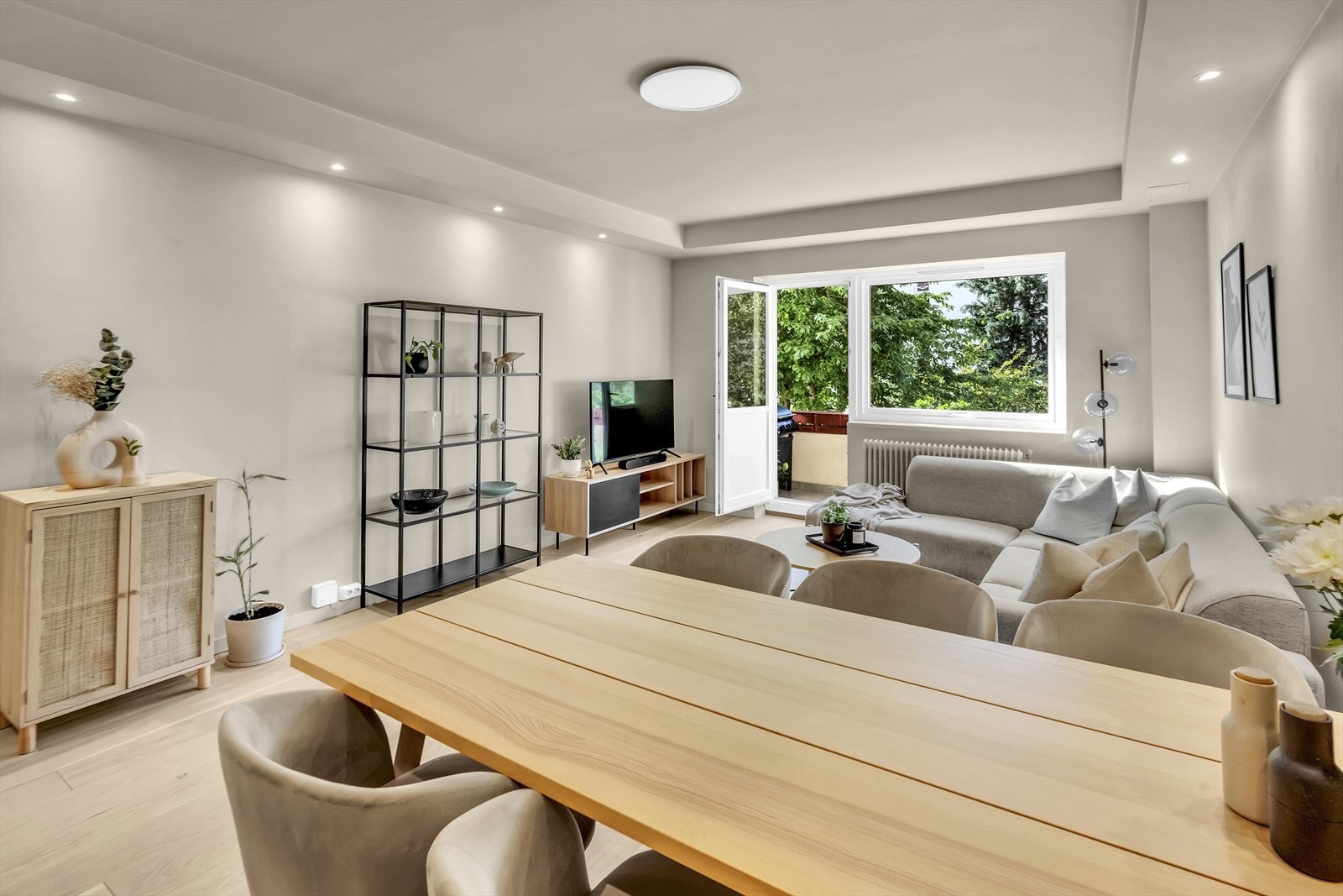 Overflatene består en pen en-stavs eikeparkett, lune fargevalg og downlights i himling. Takhøyden i stuen er oppmålt til 2,64 meter. Galleribilde