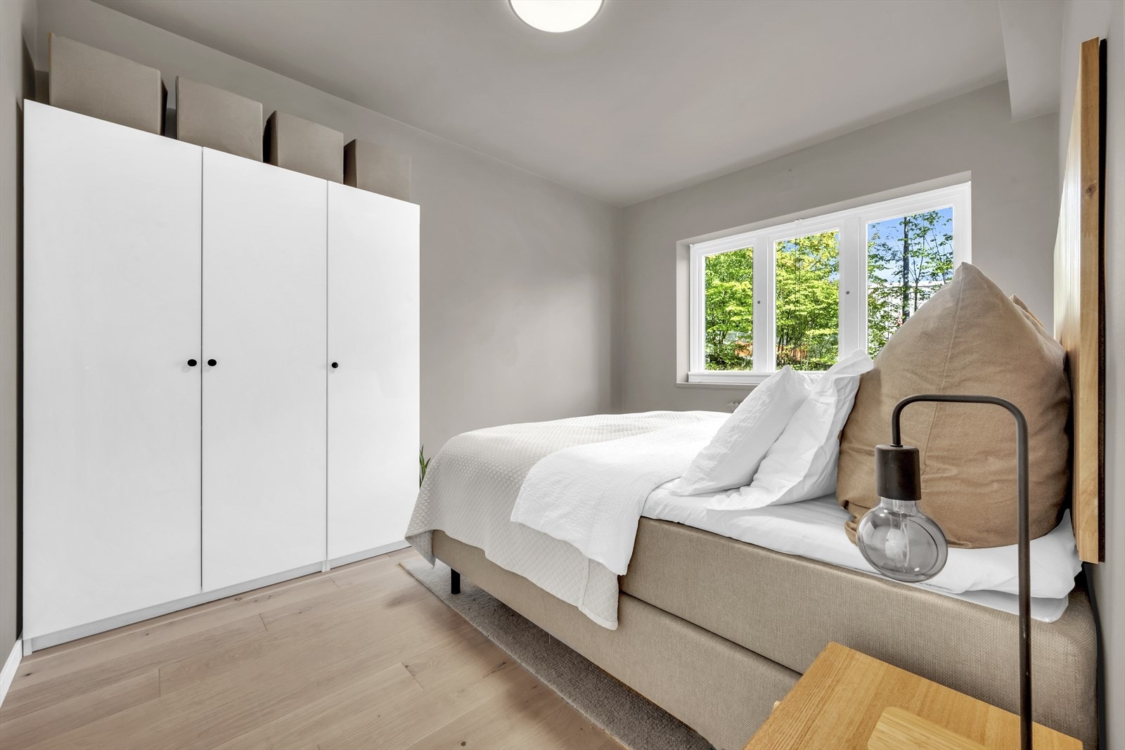 På hovedsoverommet er det god plass til dobbeltseng, nattbord og garderobeskap. Galleribilde