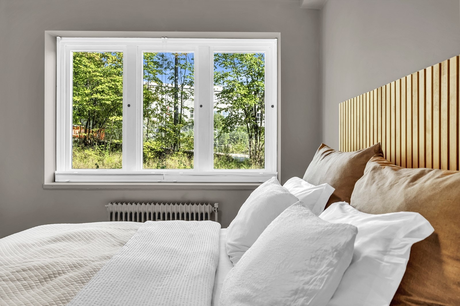 Stort vindu sikrer godt med lys og luft. Grønt og fint utsyn. Galleribilde