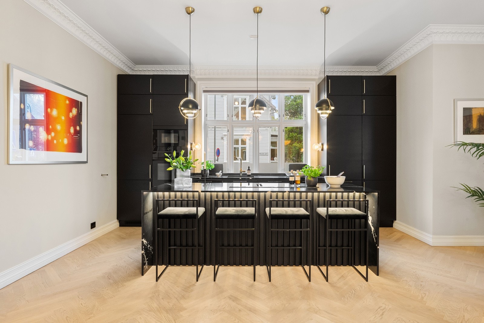 Kjøkkenet har et moderne og påkostet design med gode benkeflater, gjennomtenkte løsninger og rikelig med smart oppbevaringsplass. Galleribilde