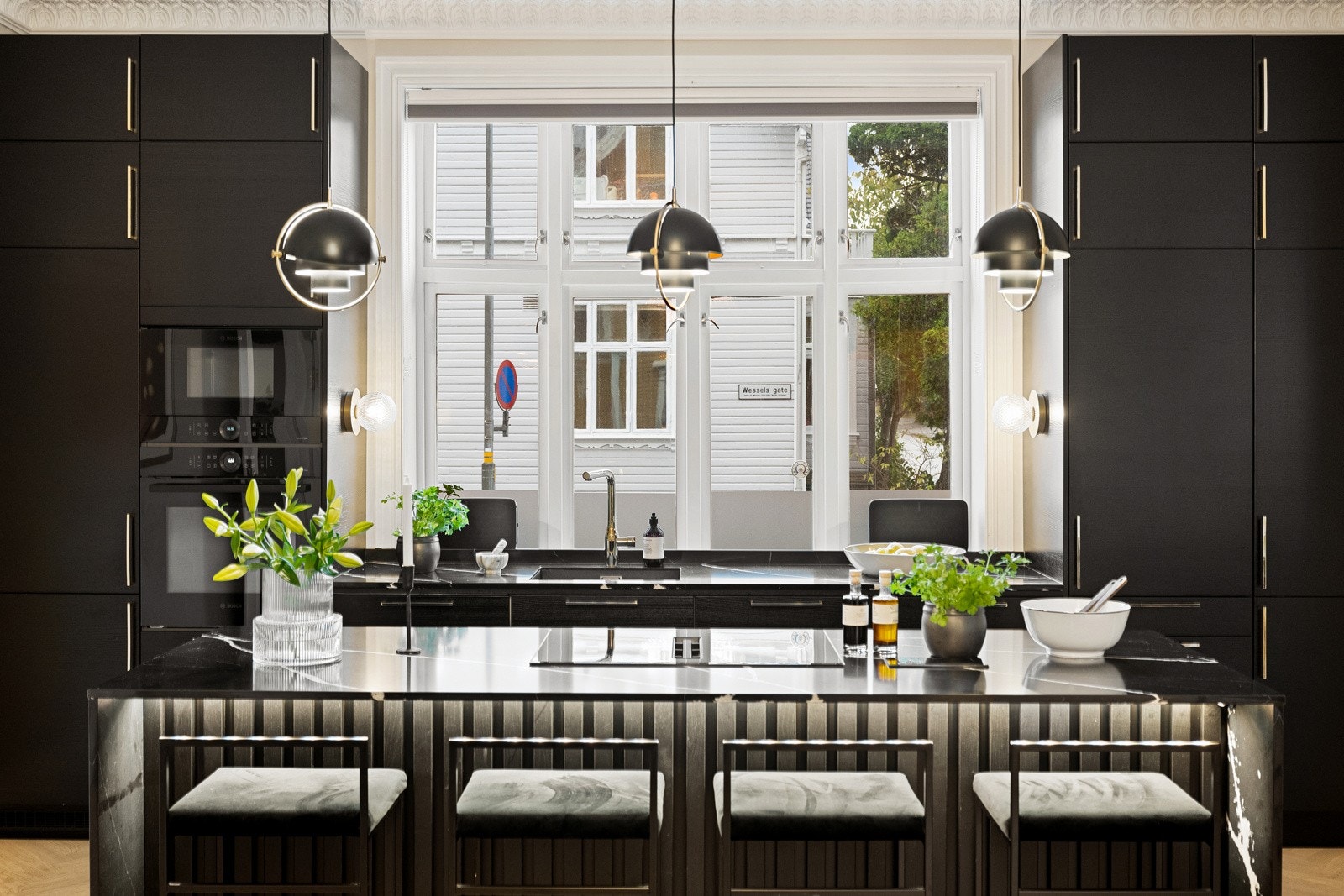 Tekniske detaljer som popup stikkontakter, integrert ventilator og skjulte kontakter i dype skap forenkler rydding og vasking i hektiske hverdager, og integrerte hvitevarer av høy kvalitet legger til rette for spennende kokkelering og hyggelige bakestunde Galleribilde