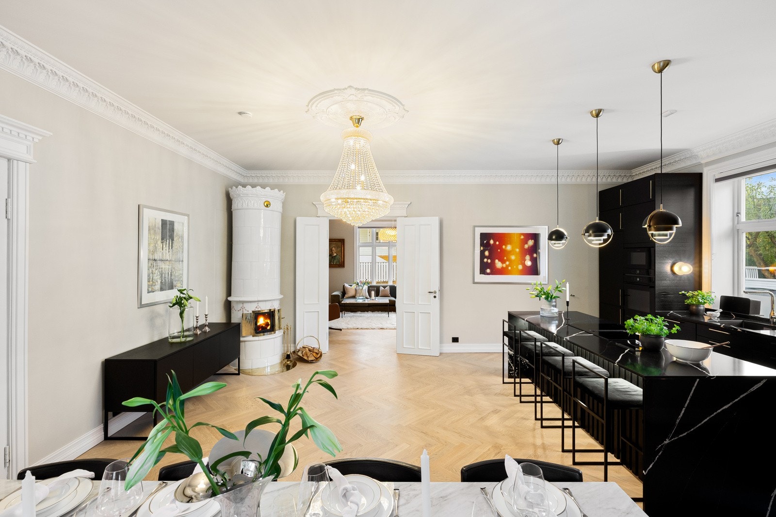 Her er veggene holdt i en dus beigetone som står godt til eikeparkettgulvet, og dagslyset som strømmer inn via store vinduer i to himmelretninger sørger for unik, naturlig lyssetting. Galleribilde