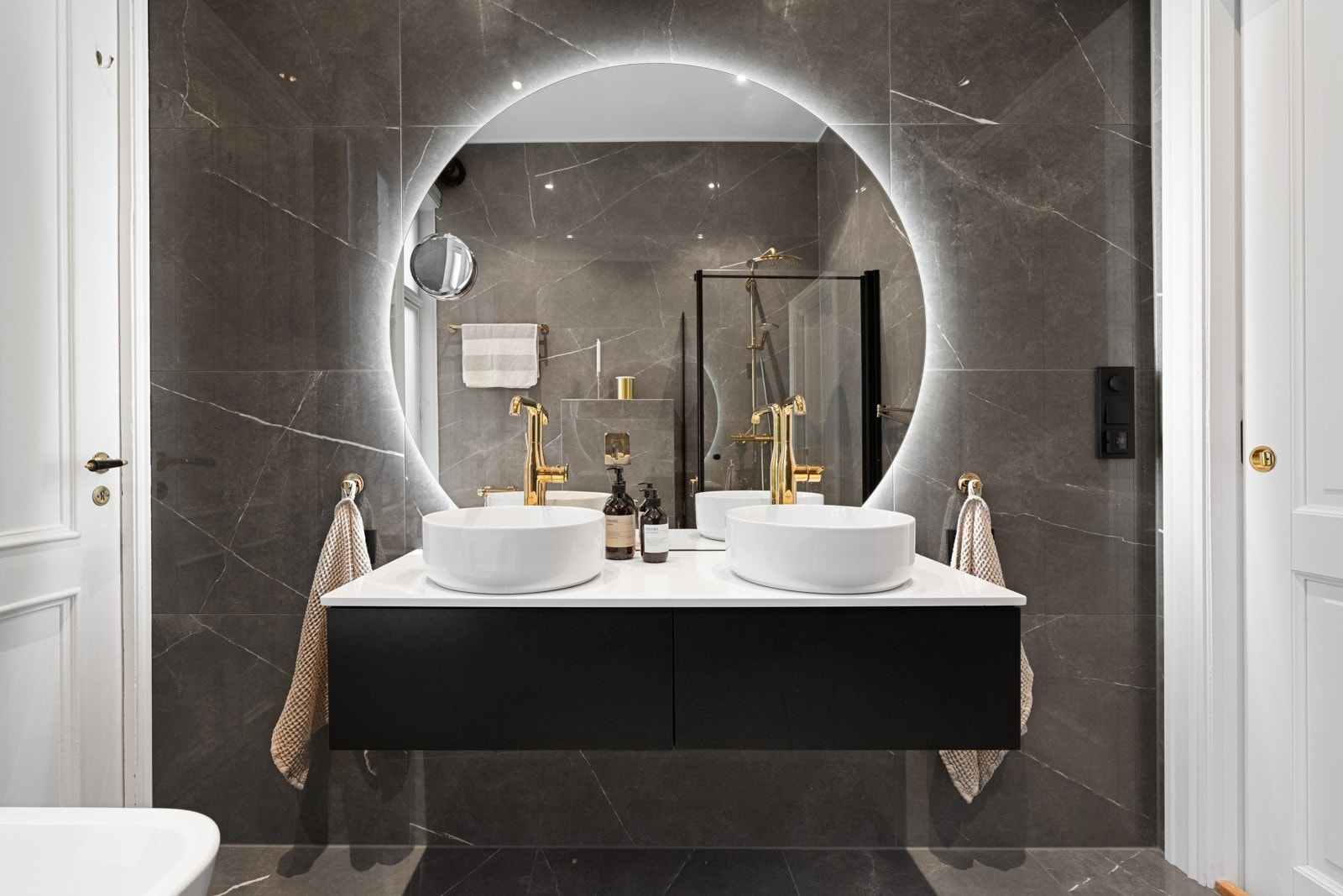 Leiligheten inneholder et smykke av et bad og et separat toalettrom - begge fra 2021. Galleribilde