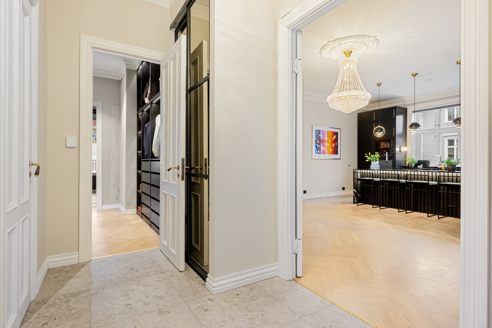 Vel inne blir vi ønsket velkommen til en flott entré med lysmalte vegger og store, lyse fliser på gulv med gulvvarme. Galleribilde