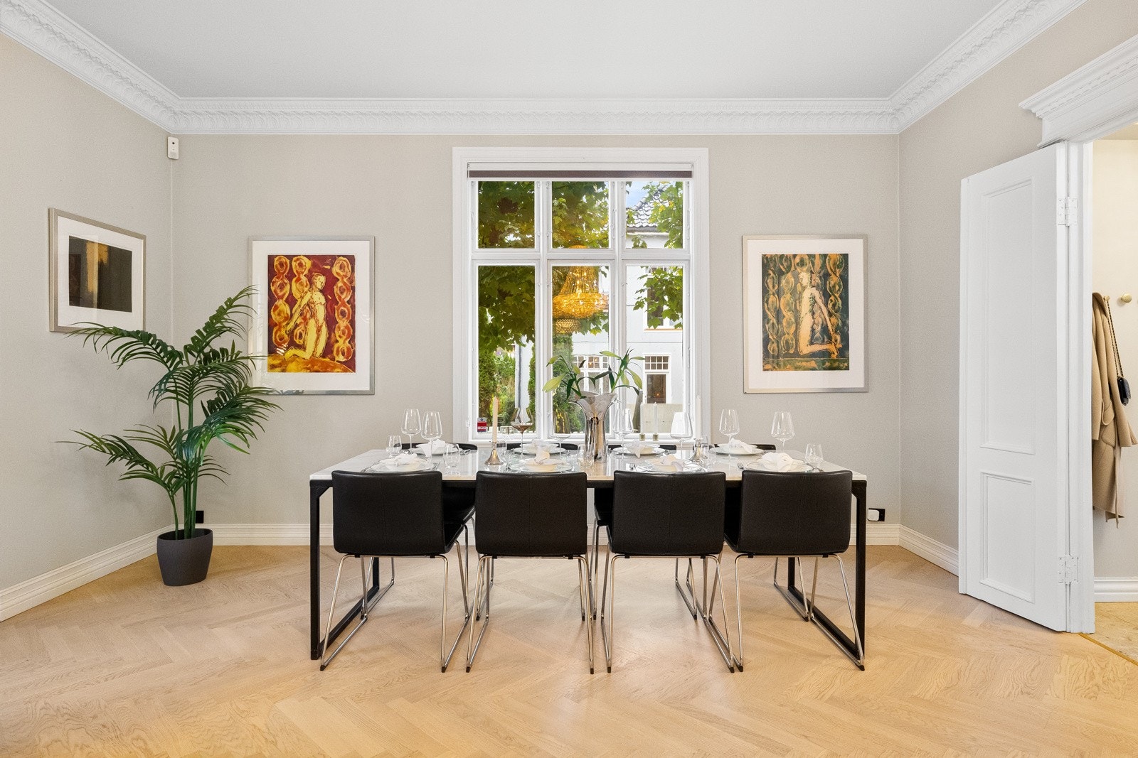 Hele leiligheten er pusset opp til fingerspissene i 2021, og fremstår med stilfulle farge- og materialvalg, påkostede løsninger og klassiske detaljer som står i nydelig harmoni til det moderne. Galleribilde