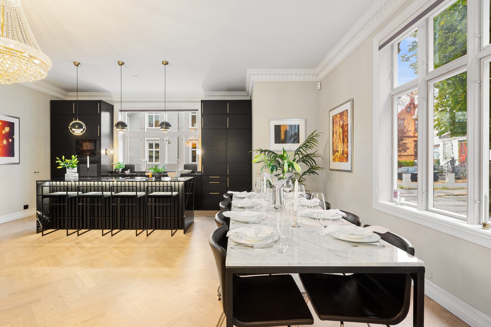 I forbindelse med oppussingen i 2021 ble kjøkkenet flyttet ut til den største stuen, noe som resulterte i et stort, smakfullt allrom med åpen kjøkken- og spisestueløsning. Galleribilde