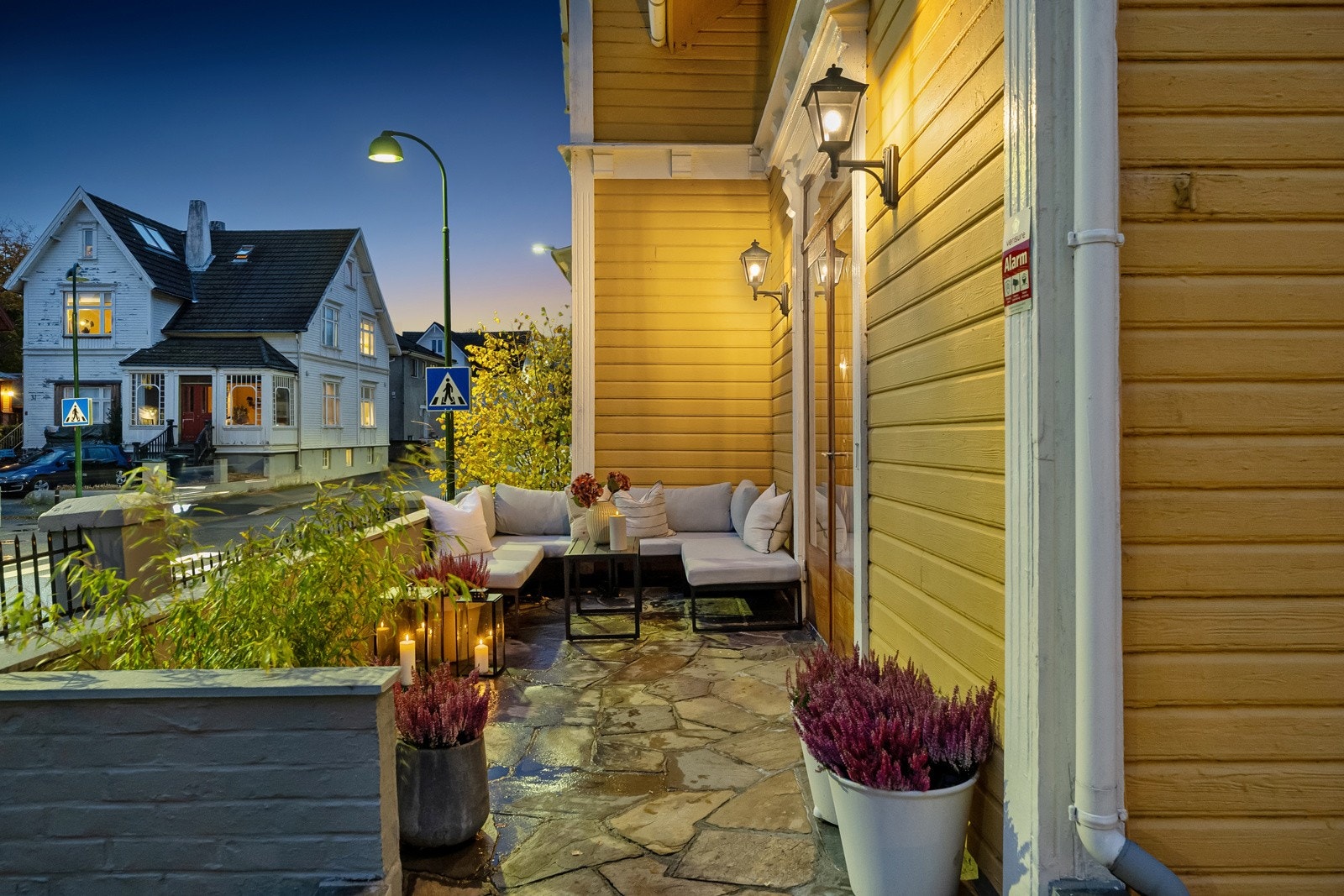 Det er utmerket plass til grill og utemøblement, og på husveggen er det montert stemningsfull utebelysning. Galleribilde