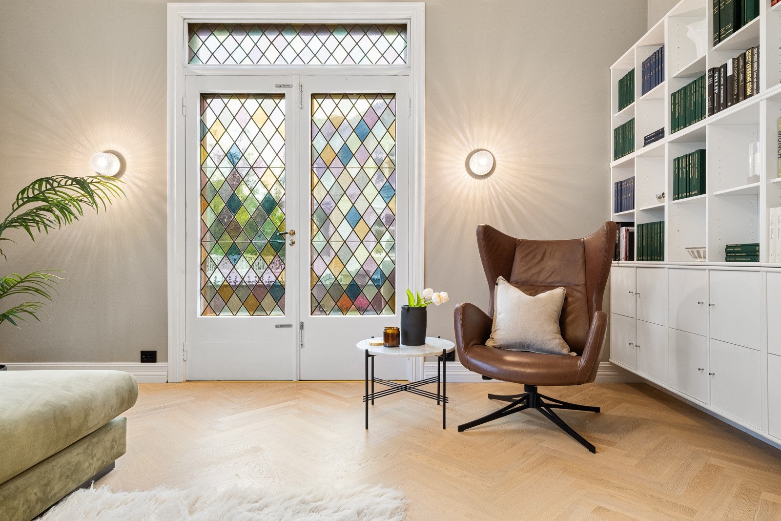 Stuen byr på god møbleringsfrihet, og rommet har utgang til terrasse, platting og hage Galleribilde