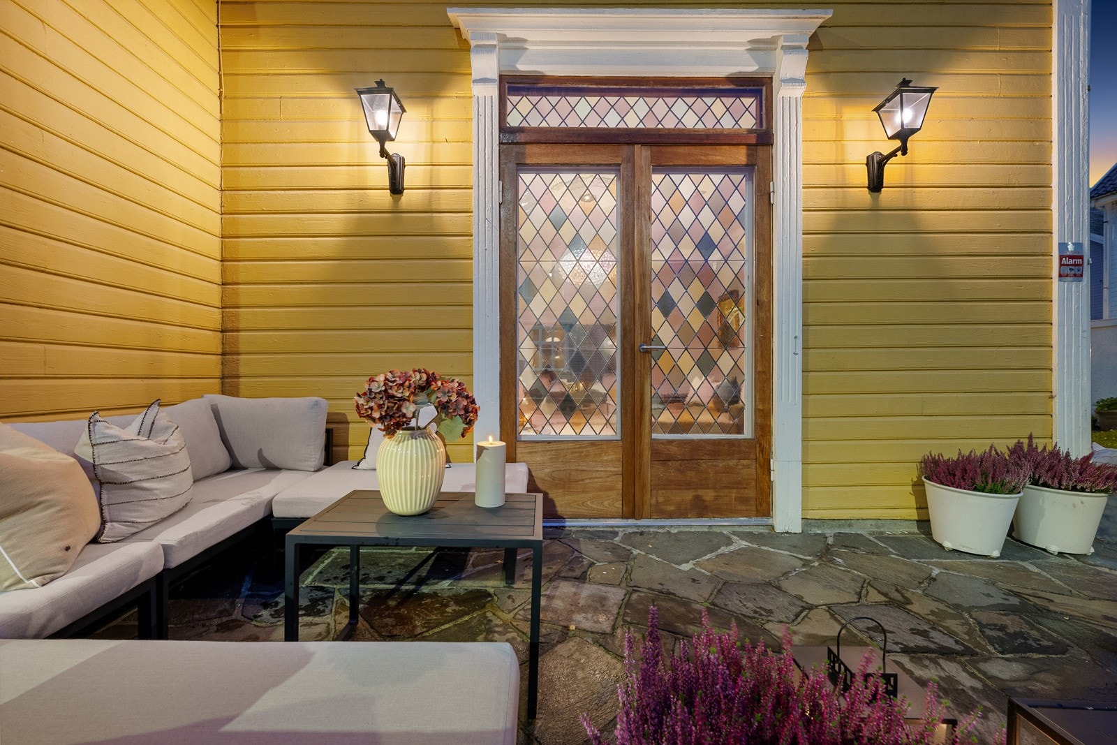 ra markterrassen er det trapp opp til en terrasse med adkomst fra stuen, og begge uteplassene har skiferlagt dekke. Galleribilde