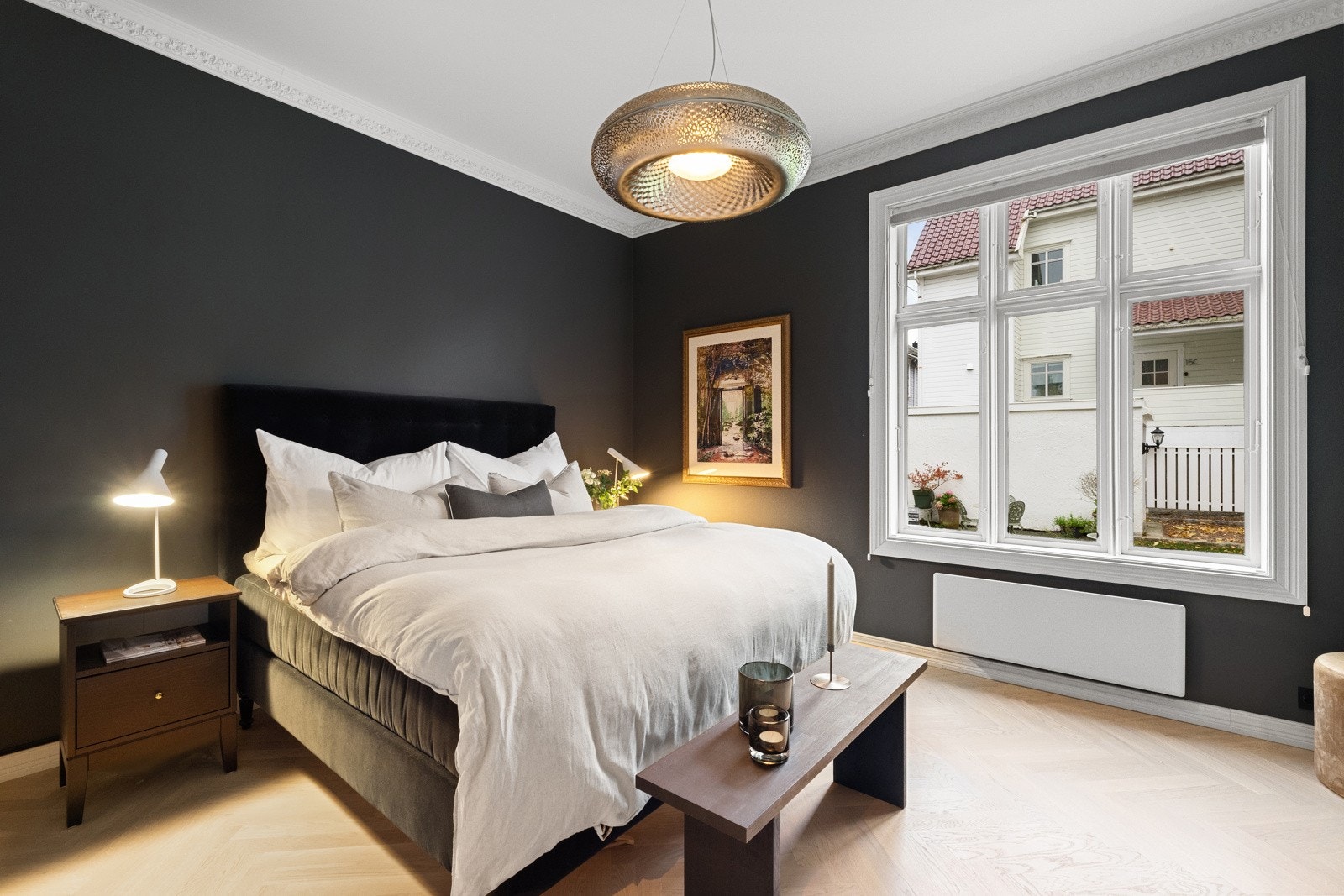 Hovedsoverommet er av meget god størrelse, og den, hvite vakre stukkaturen i himlingen fremheves av de mørkegrå veggene. Galleribilde