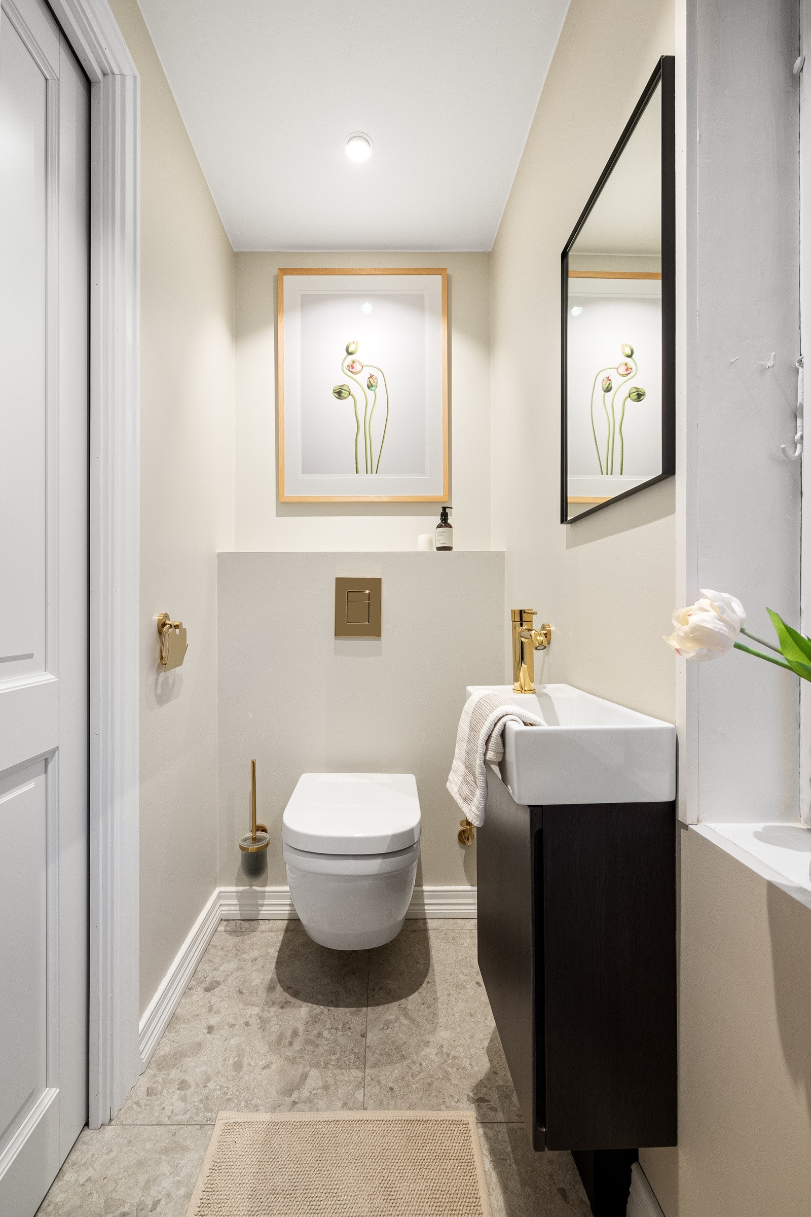 Gullfargede detaljer gir rommet det lille ekstra, og i tillegg til servantseksjonen er det et vegghengt toalett. Galleribilde