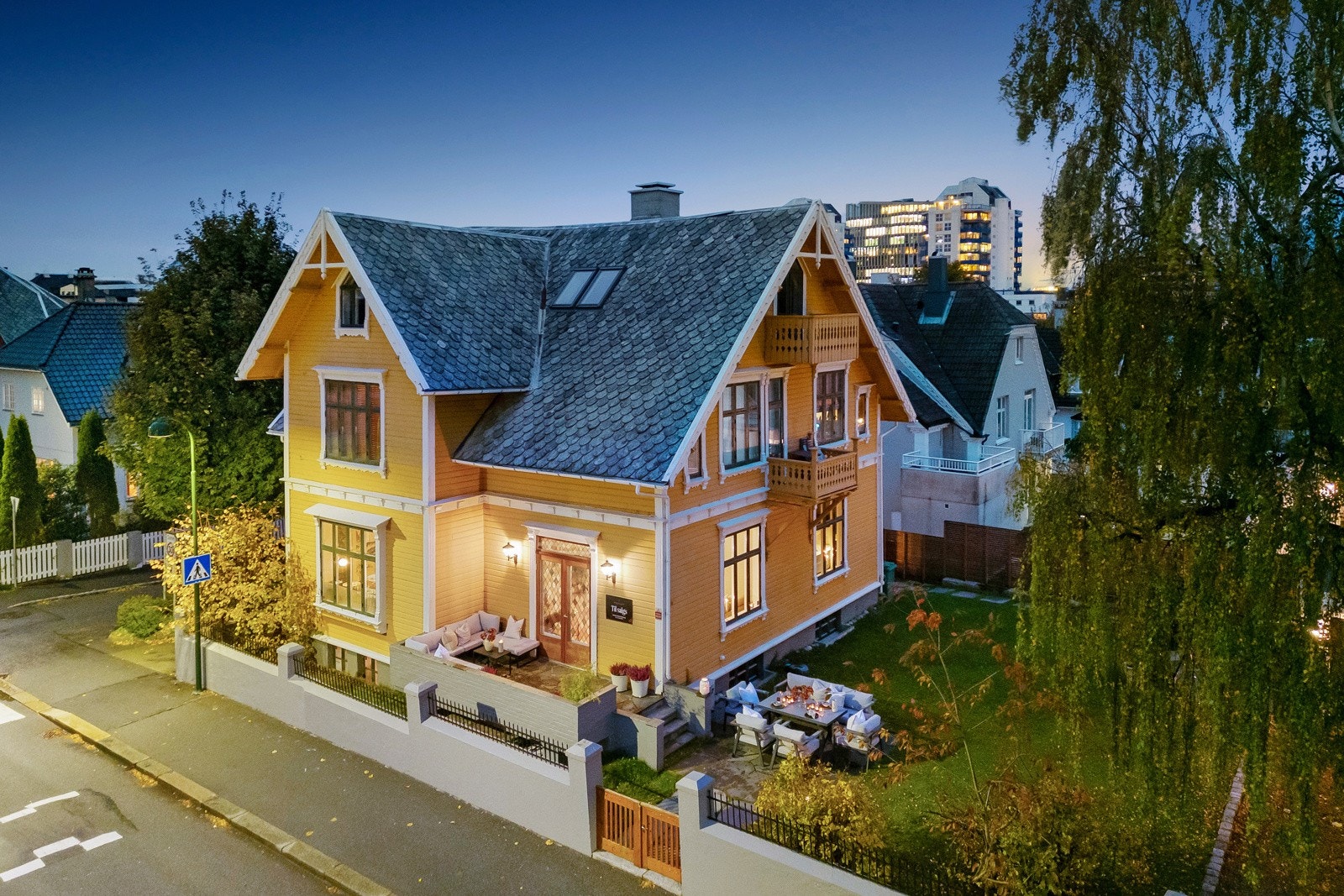 Eiendommen ligger i et svært attraktivt, sentralt og populært boligområde på Vestre platå, fem minutter fra sentrumskjernen i Stavanger. Galleribilde