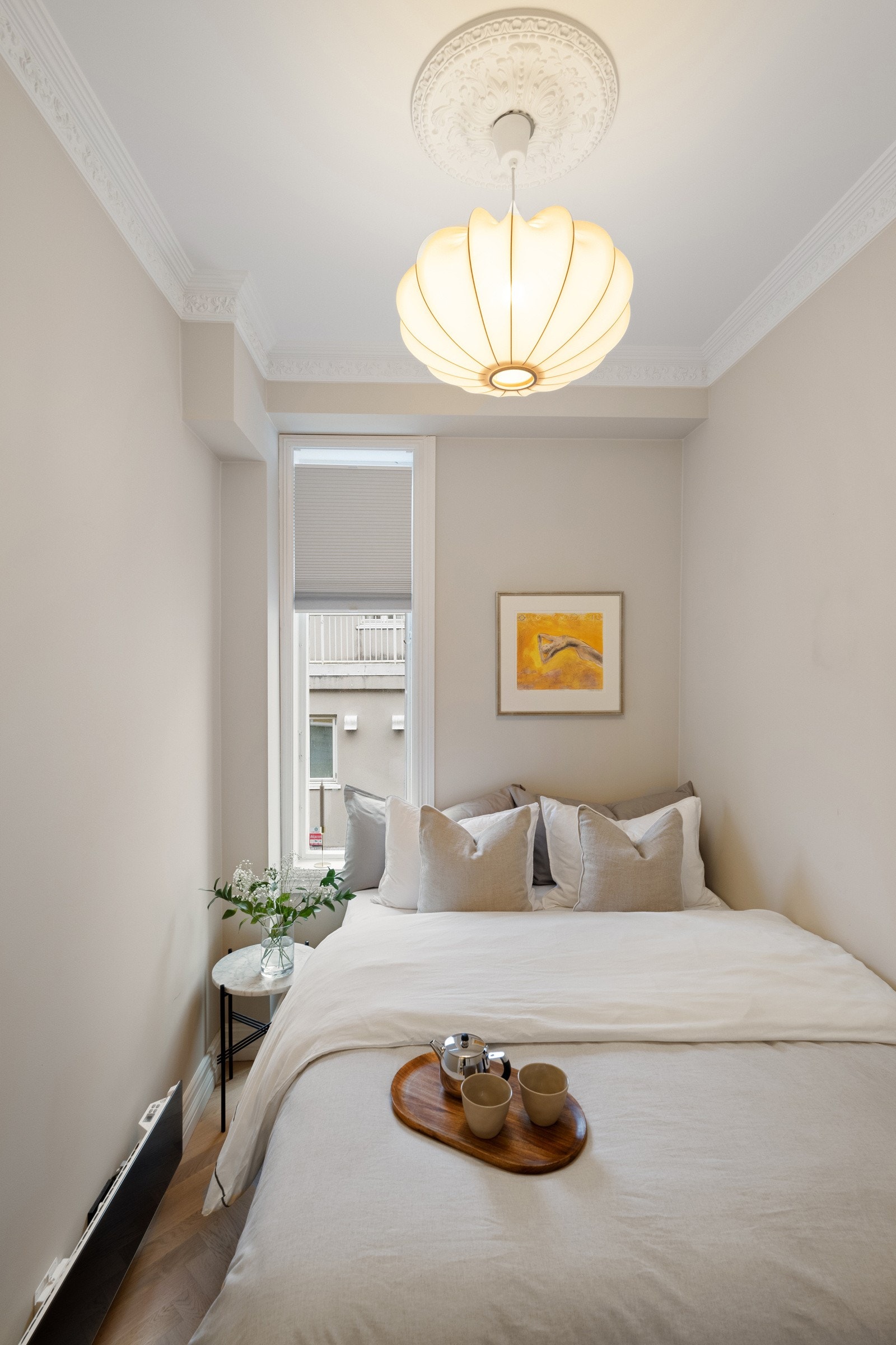 Soverom 3 har fantastisk takhøyde på 3 meter, samt stort, klassisk vindu som sørger for rikt, naturlig lysinnslipp. Galleribilde