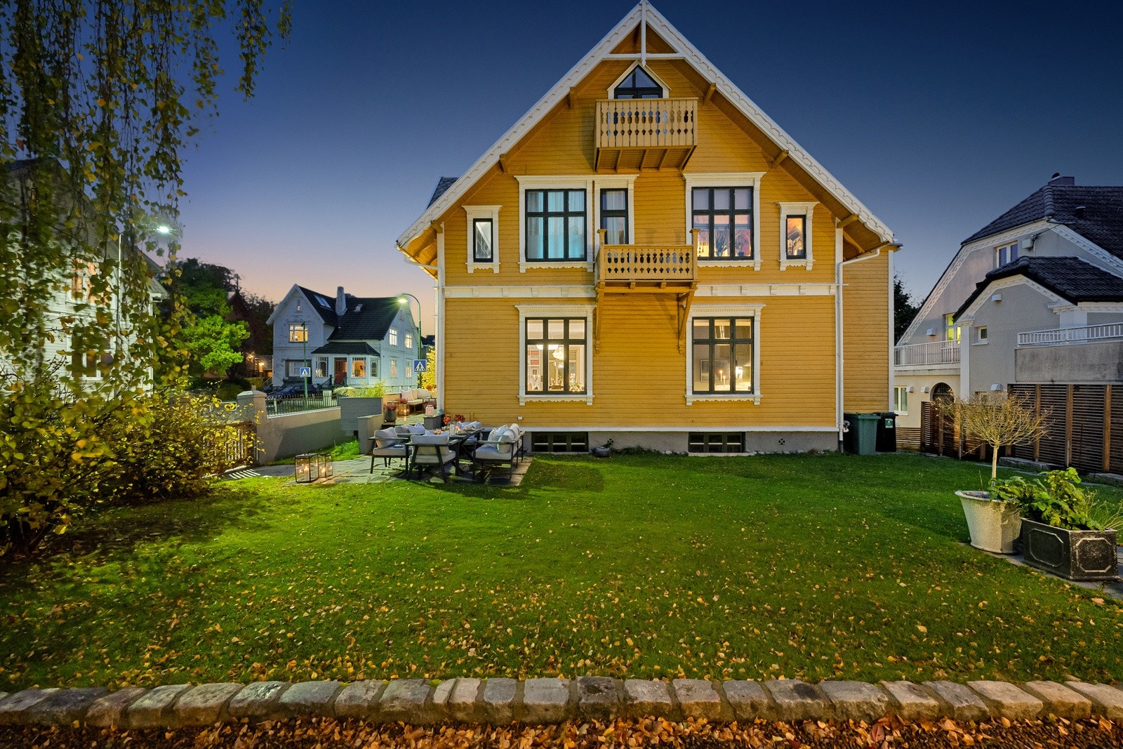 Leilighet har eksklusiv bruksrett på innkjørsel, garasje. platting og terrasse. Galleribilde