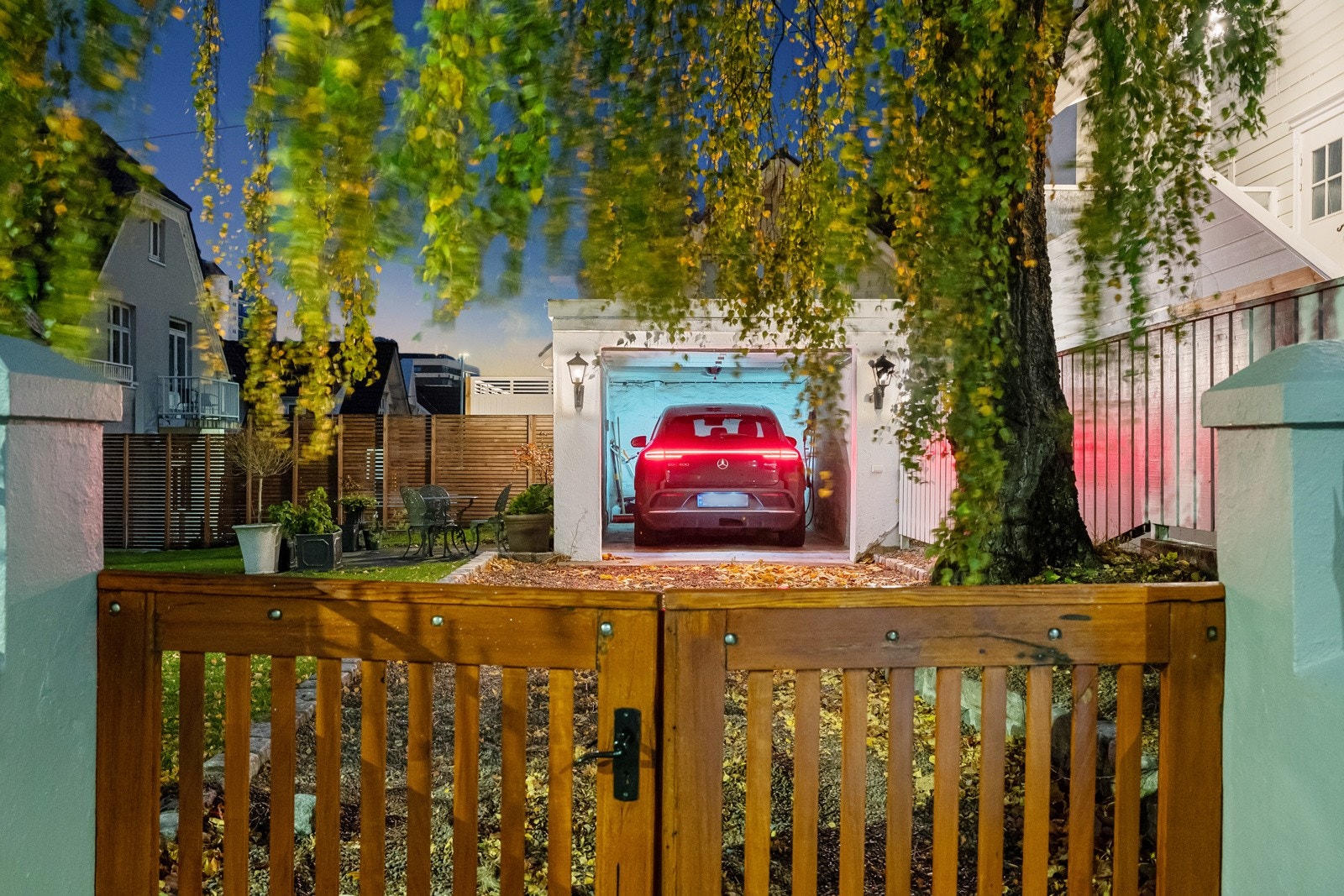 Det er parkering i en enkelgarasje og på egen, gruslagt innkjørsel. Galleribilde