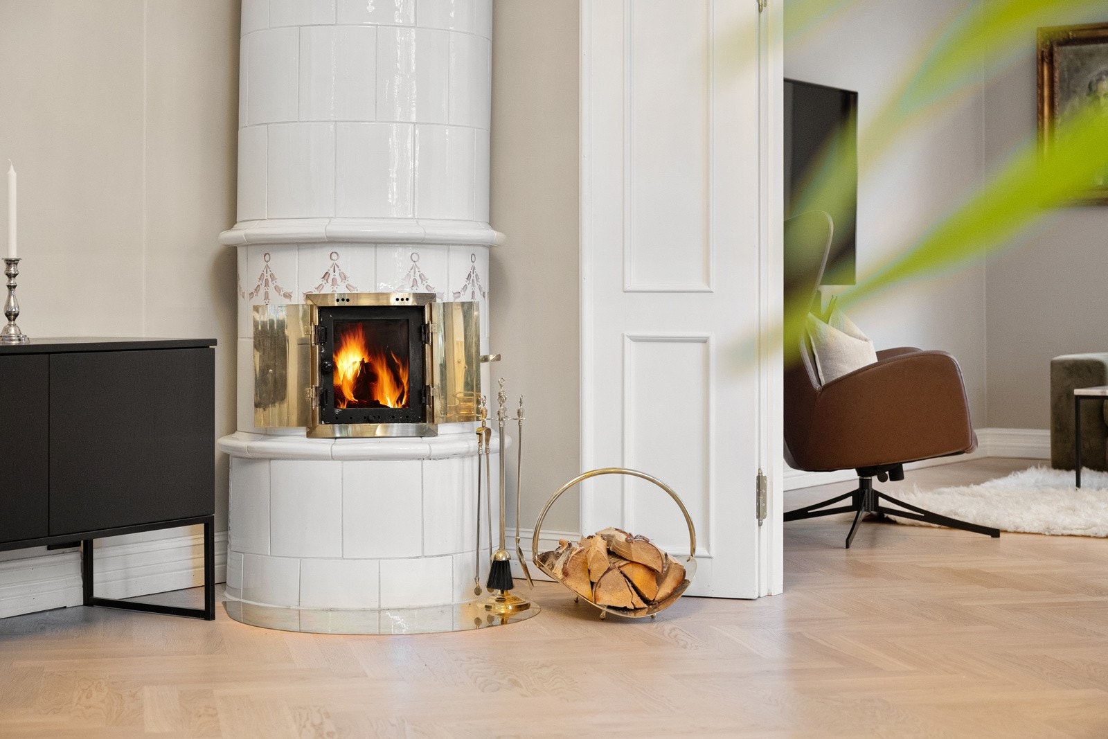 I skjønn kontrast til det tidsmessige har rommet en vakker, energieffektiv kakkelovn, stukkatur og takrosett. Galleribilde