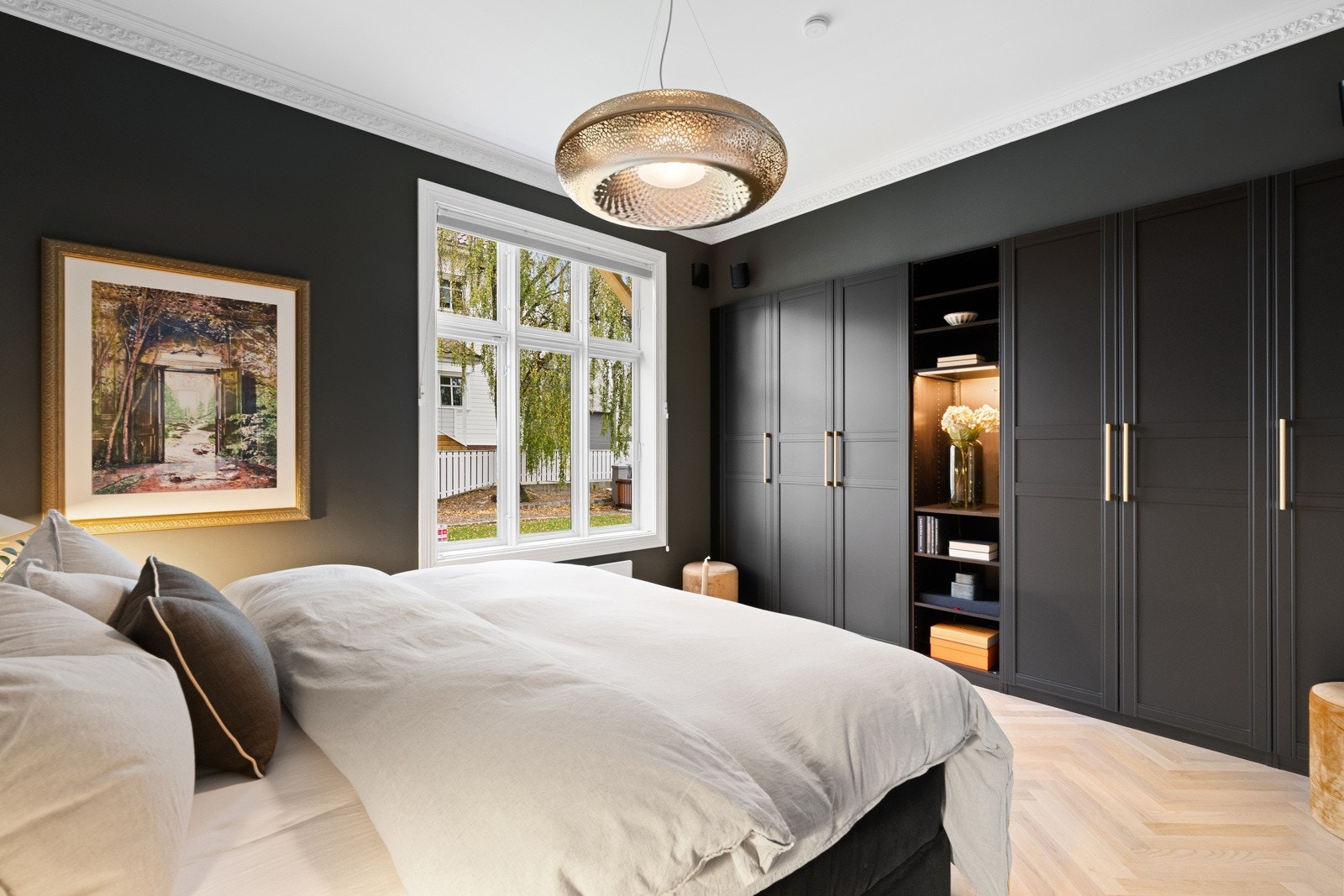 Den plassbygde garderoben er holdt i samme gråtone, og mellomgangen inn til rommet er innredet med takhøye, innholdsrike garderobeløsninger. Galleribilde