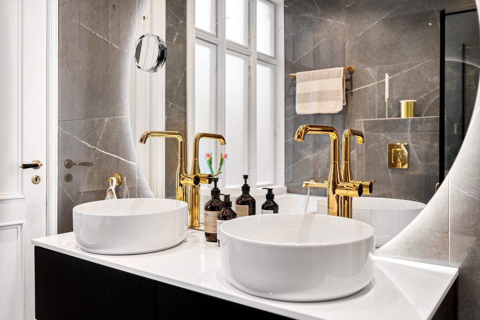 Badet innbyr til velvære og egentid med påkostede løsninger, lekre materialvalg og eksklusiv atmosfære. Galleribilde