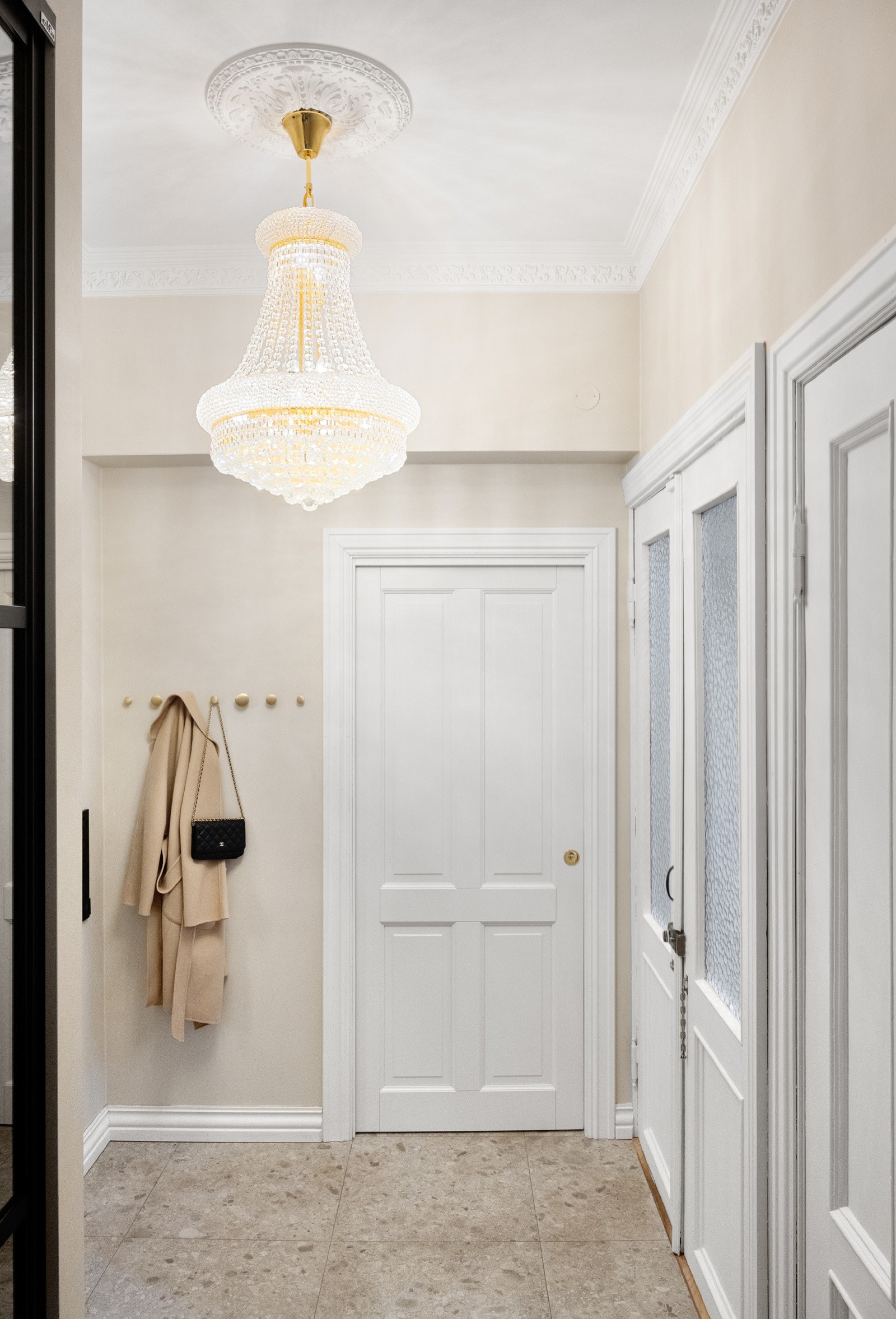 I tilknytning til entreen er det et pent, separat toalettrom med lysmalte, glatte vegger og store, lyse fliser på gulv med gulvvarme. Galleribilde