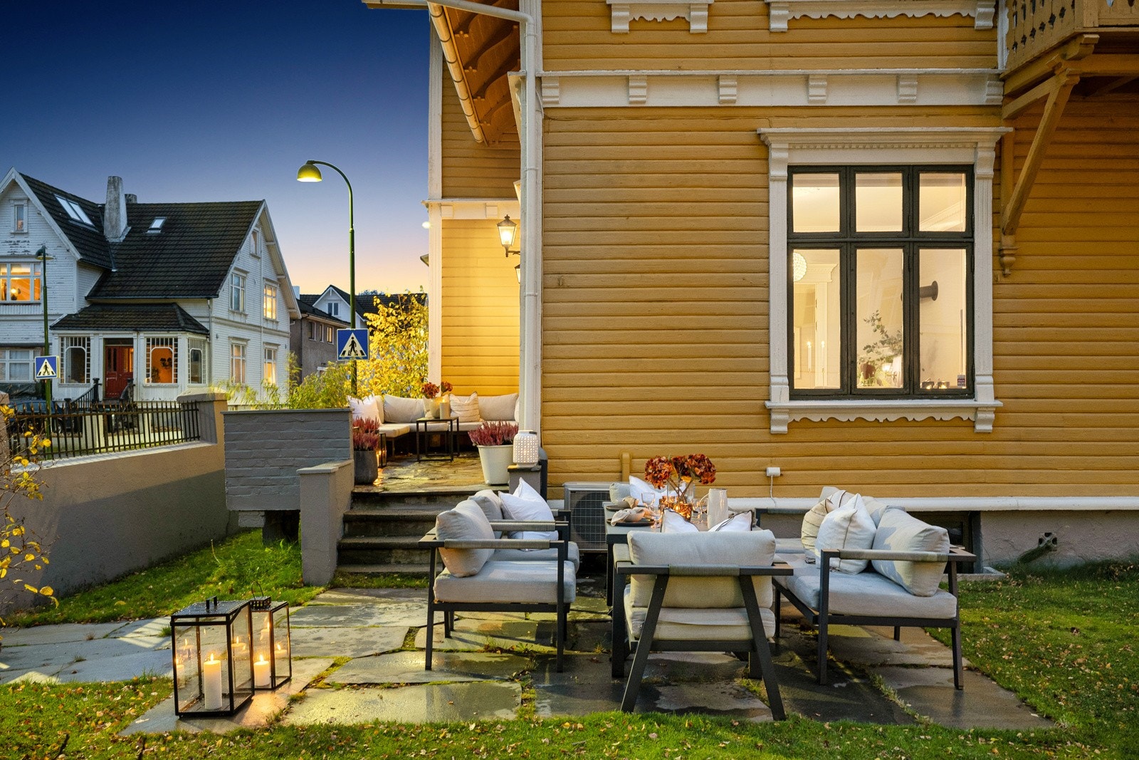 Tomten er lettstelt, meget solrik og parkmessig opparbeidet med gressplen, nydelig hengebjørk, skiferlagte områder og høye, skjermende trær, og i hagen er det både boltreplass og markterrasse. Galleribilde