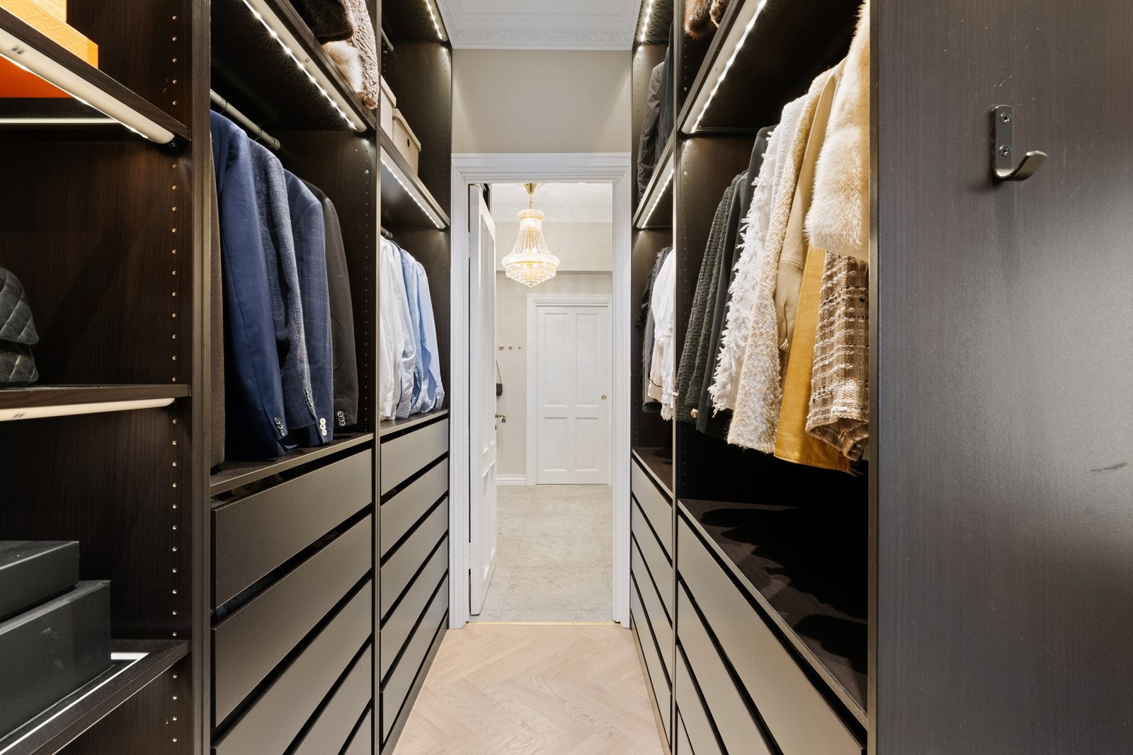 Mellom bad og hovedsoverom er det bygget en lekker walk-in garderobe. Galleribilde