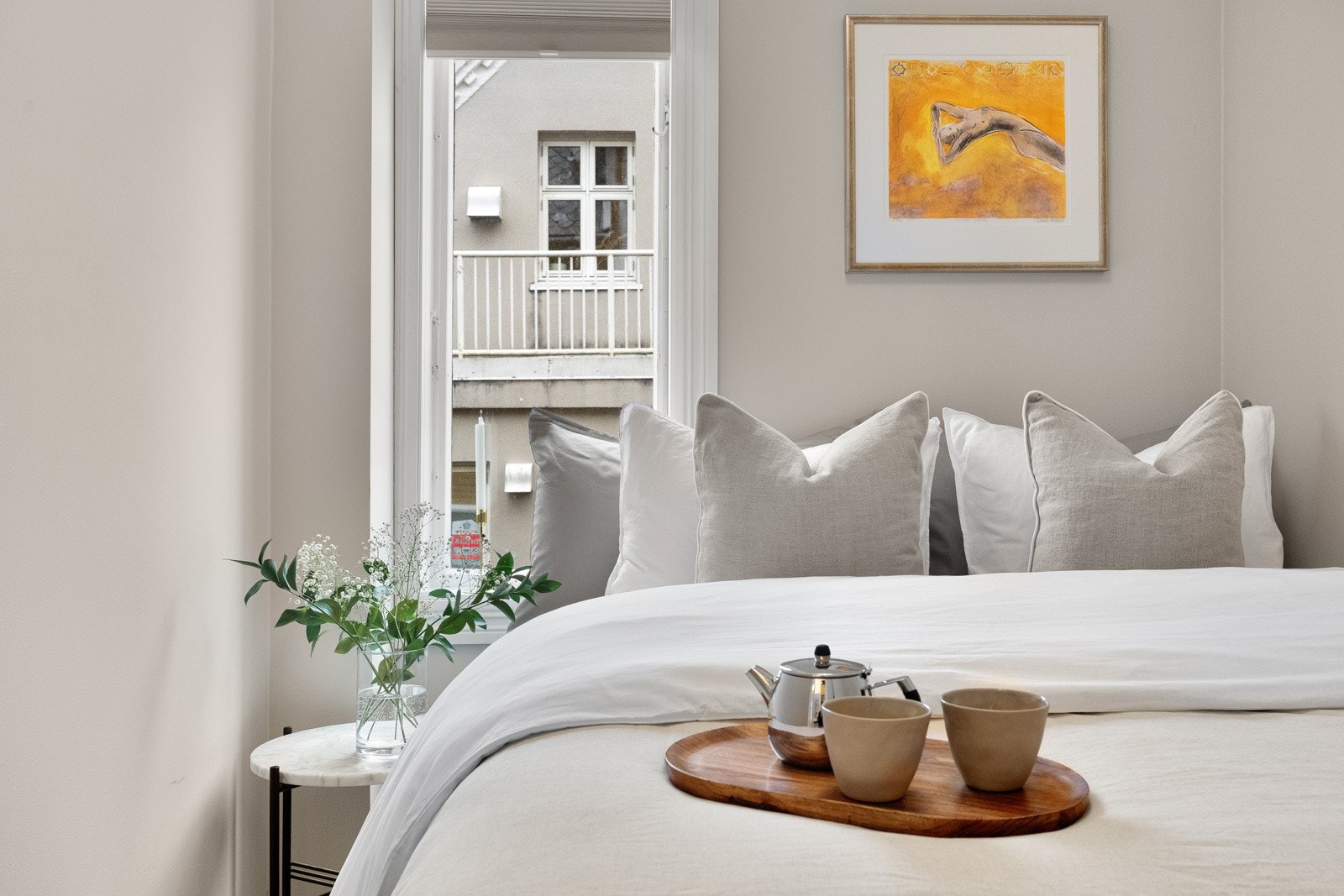 Soverommene er pusset opp i stilfulle farger, og på gulvene er det lagt lys eikeparkett i fiskebeinsmønster. Galleribilde