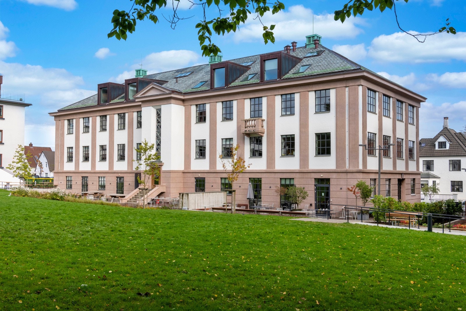 I umiddelbar nærhet finnes forretninger, hyggelige spisesteder og kaféer. Galleribilde