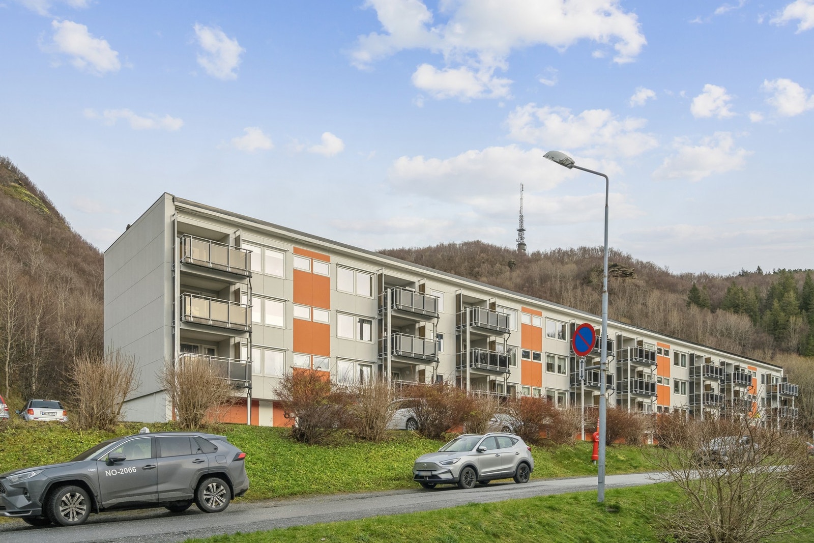 Leiligheten ligger i byggets øverste etasje med flott utsikt mot byen. Galleribilde