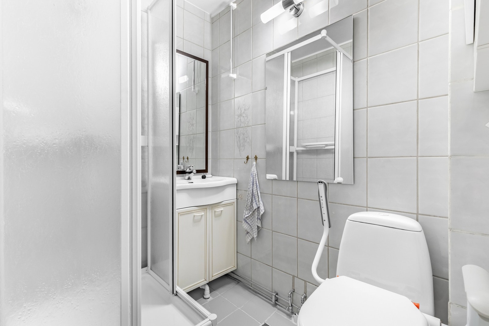 Badet er flislagt med termostatstyrt gulvvarme Galleribilde