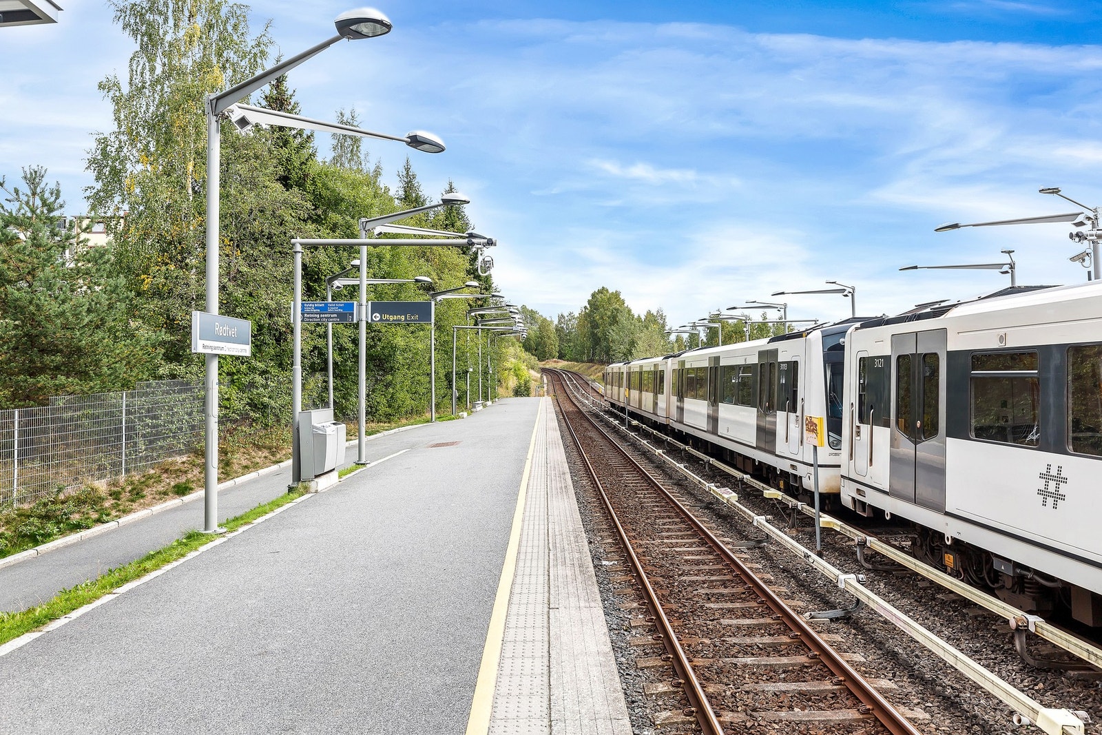 Det er gangavstand til både Rødtvet og Kalbakken t-banestasjon samt bussholdeplasser. Galleribilde