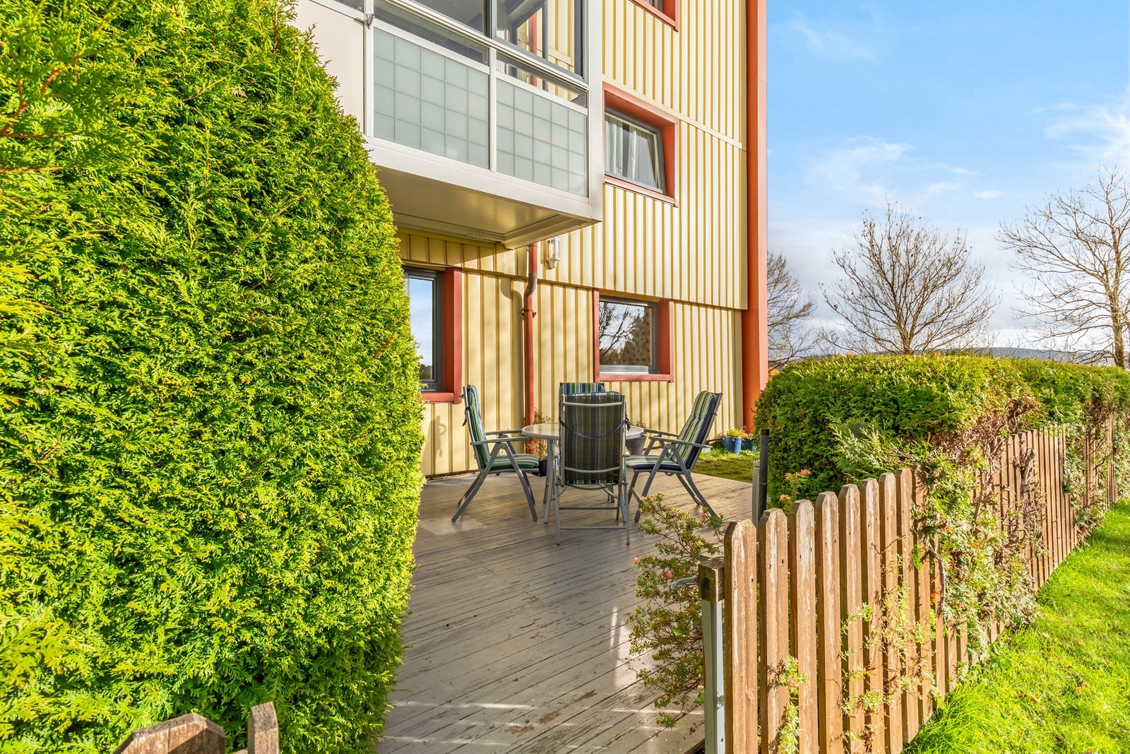 Med god plass til sittegruppe er dette ideelt for utendørs aktiviteter og avslapning. Galleribilde