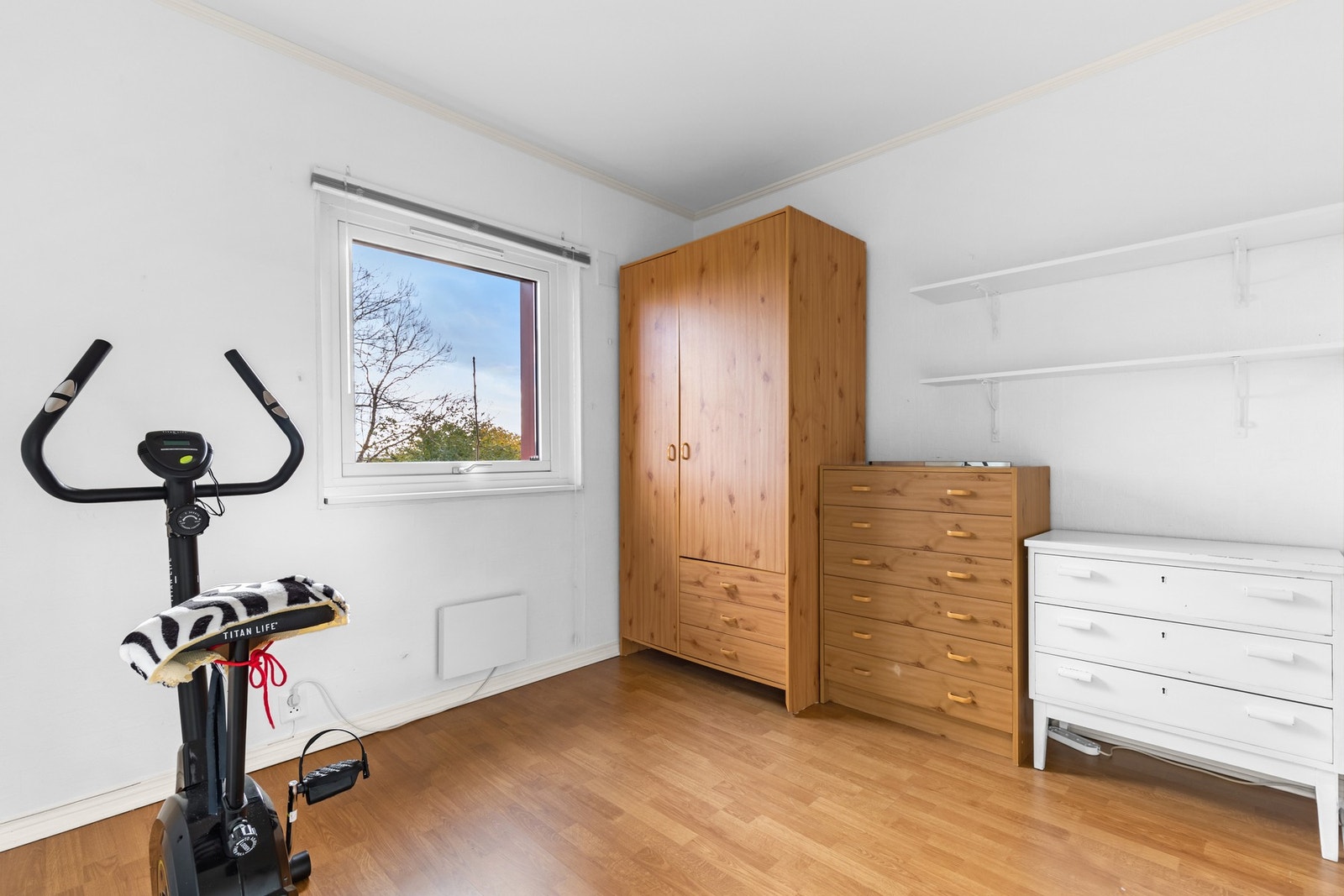 Det andre soverommet er også romslig og har medfølgende garderobeskap. Galleribilde