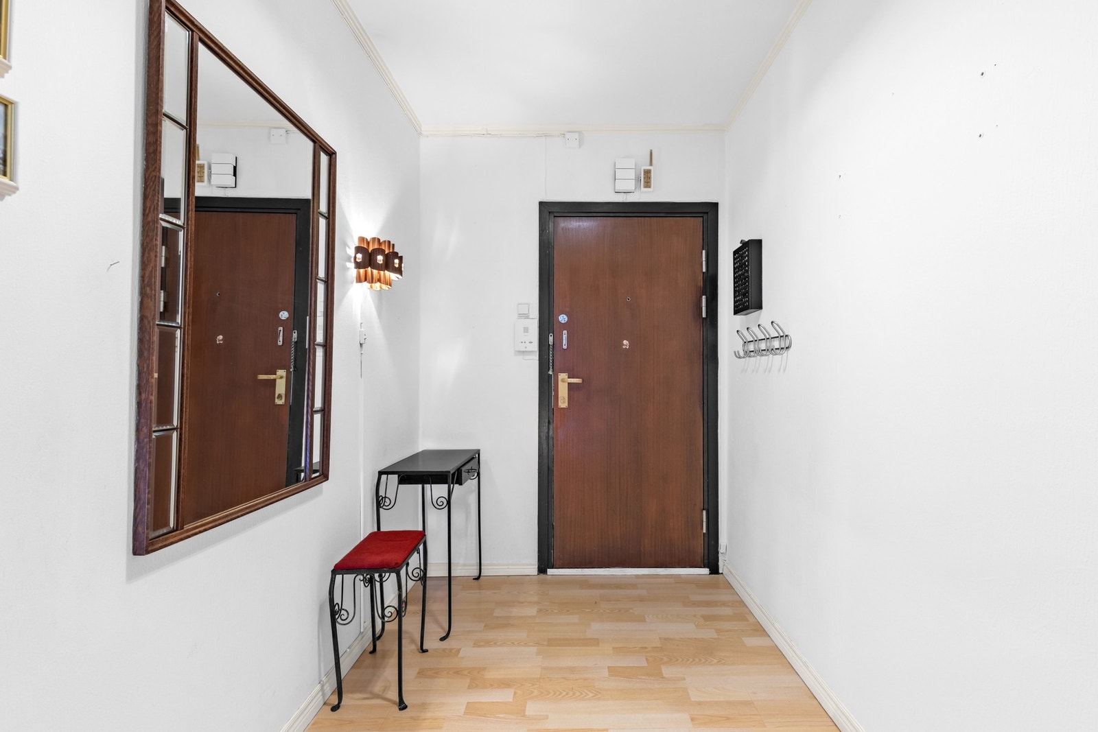 Entrèen inneholder lyse vegger og et solid gulv som tåler daglig bruk. Galleribilde