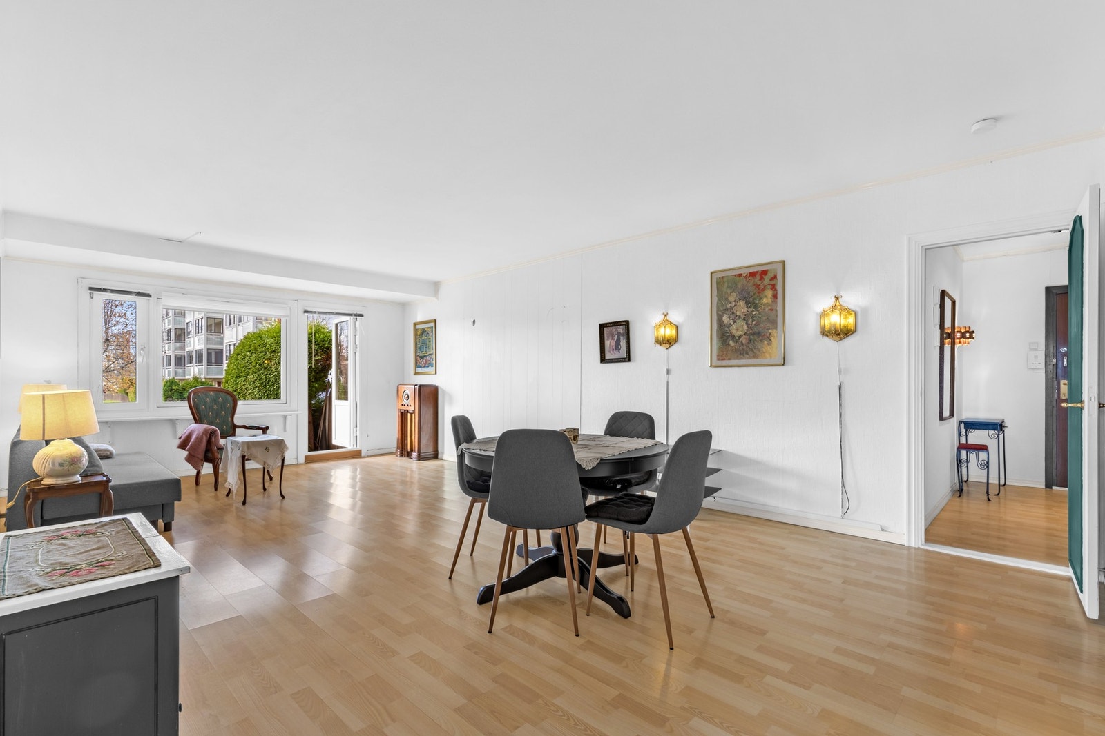 Stuen har en rektangulær utforming som er enkel å møblere. Galleribilde