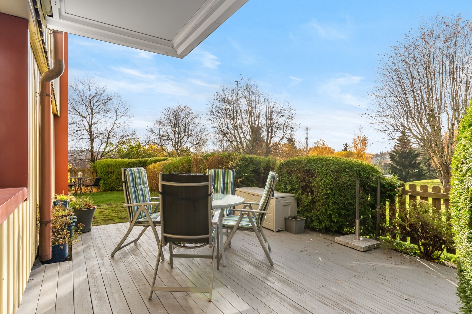 Stuen har direkte utgang til en vestvendt terrasseplatting på ca. 24 kvm, noe som utvider bruksområdet. Galleribilde