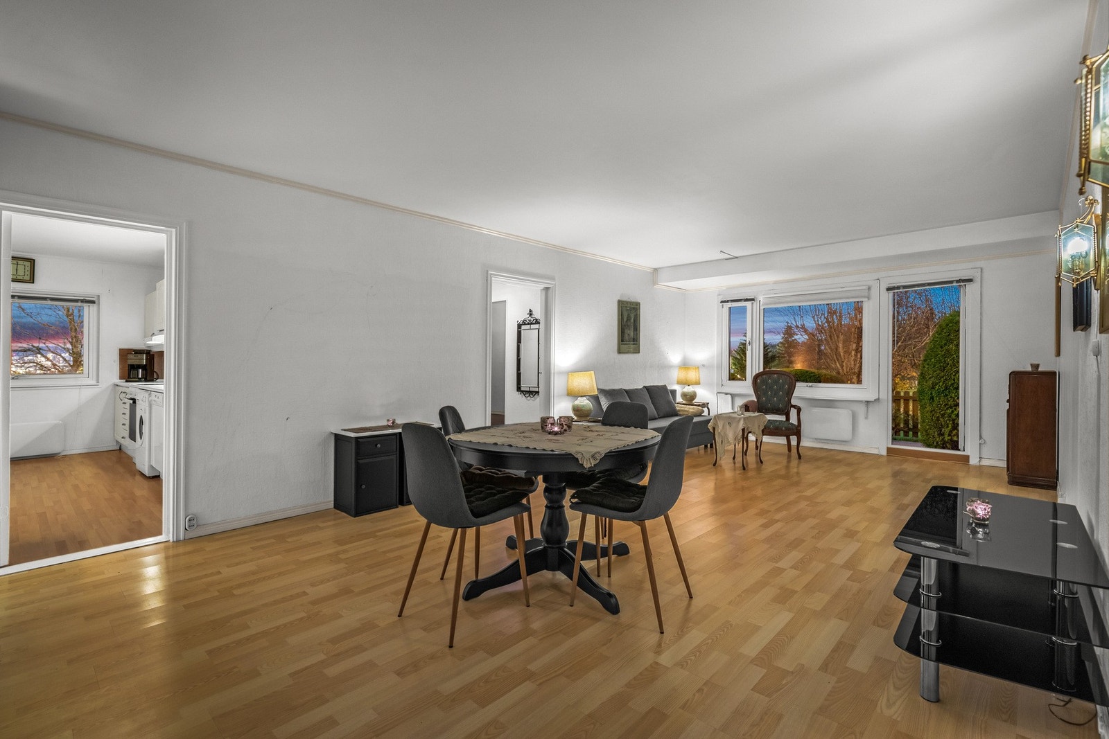 3-roms hjørneleilighet med terrasse og hage. Galleribilde