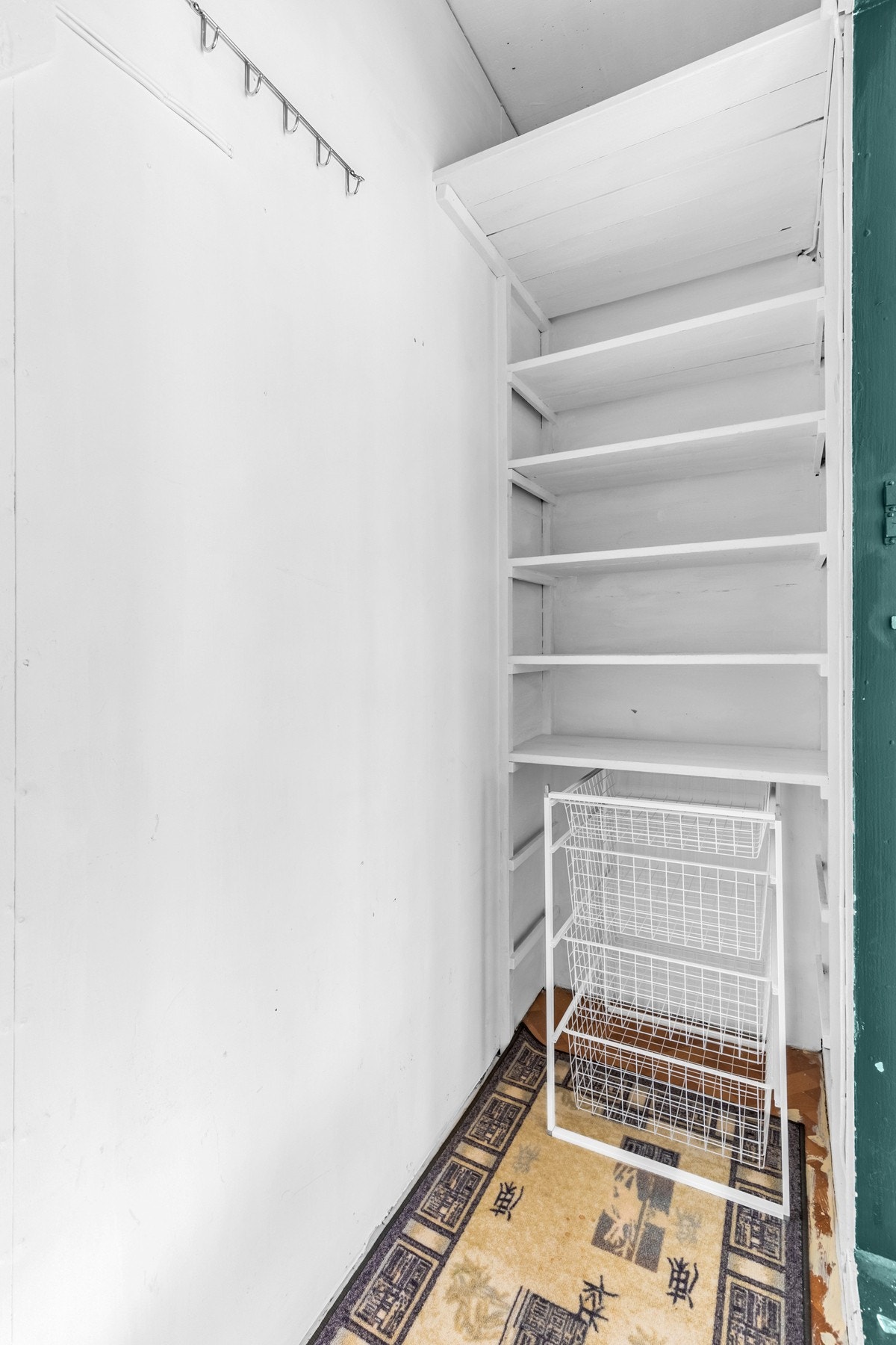 Leiligheten har bra med lagringsplass i to garderobeløsninger i stuen og ekstern lagringsbod på inngangsplan. Galleribilde