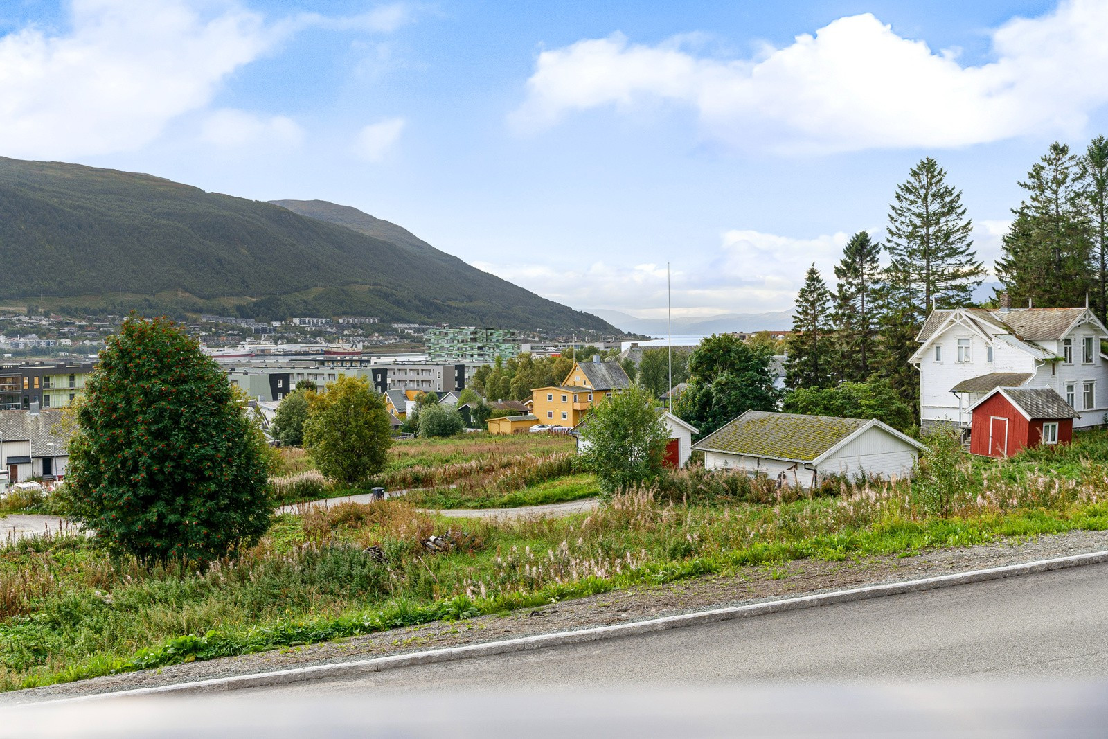 Det er gangavstand til butikker, kafèer, promenade langt havet og turløyper på toppen av øya!