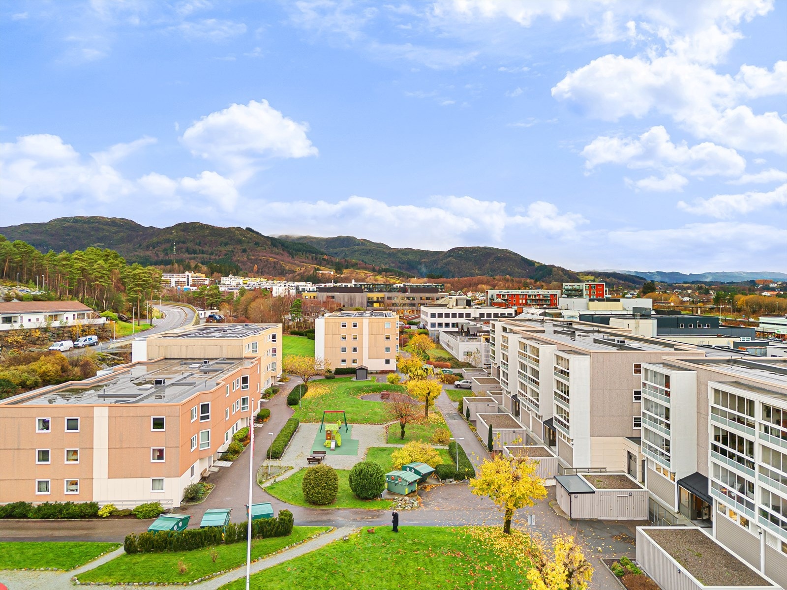 Leiligheten ligger i et veletablert boområde med gåavstand til alt man trenger av hverdags fasiliteter som kjøpesentre, turområder, treningssentre og Åsane bussterminal. Galleribilde