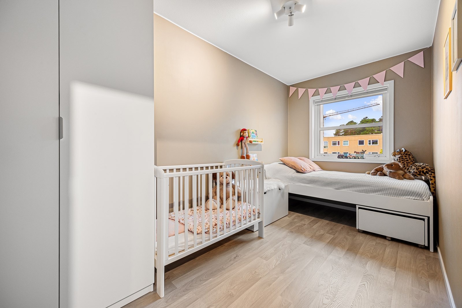 Det andre soverommet er også lyst og fint og egner seg veldig bra som barnerom. Galleribilde