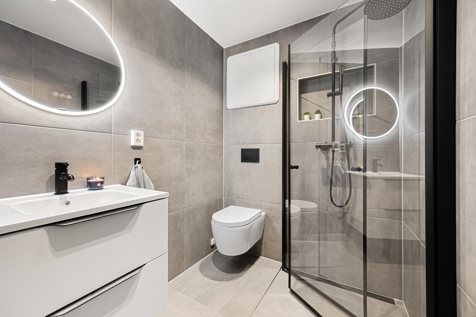 Lekkert bad fra 2023 med flis av størrelsen 60*60. Galleribilde