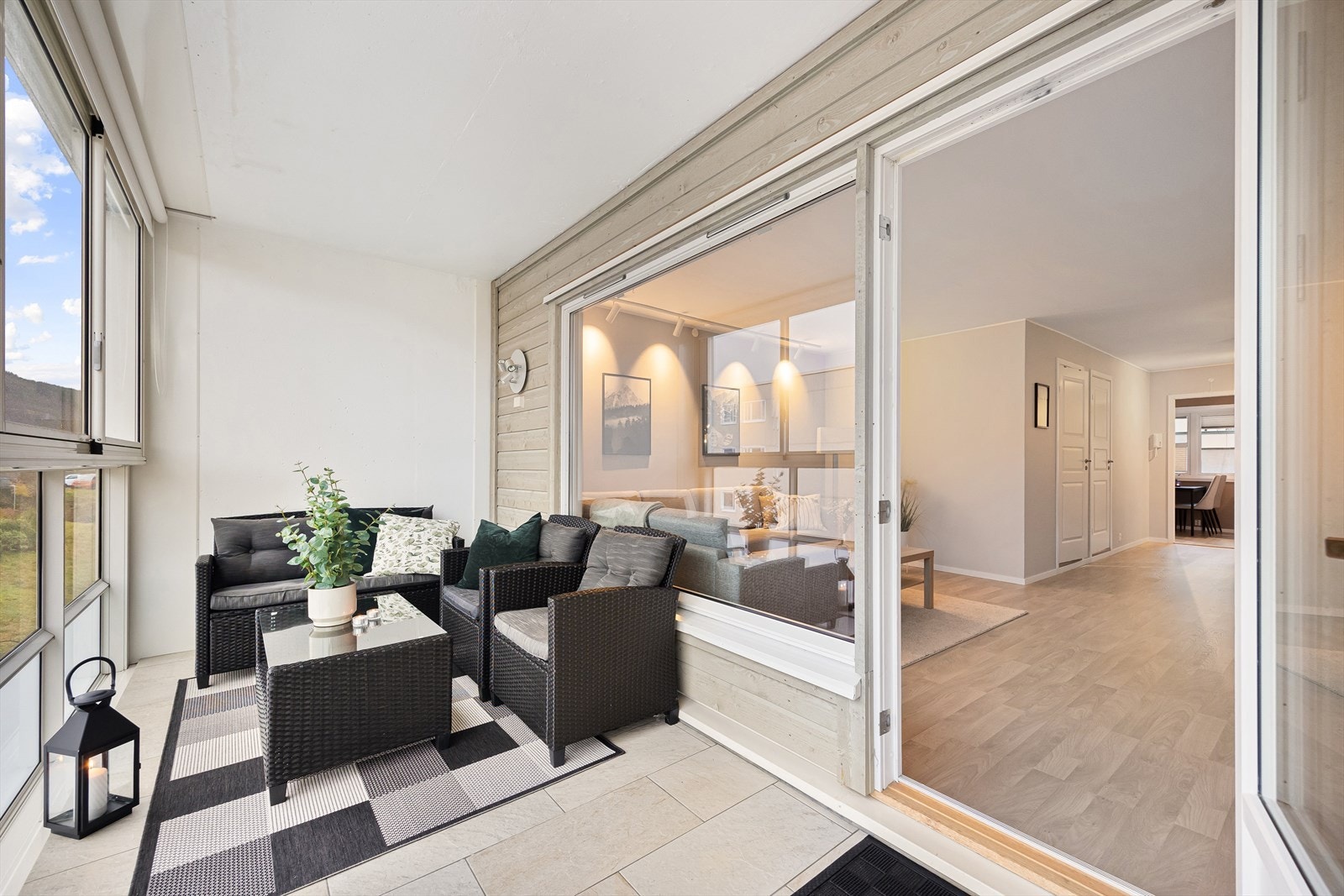 Fra stuen har du utgang til en innglasset balkong på 10 m² med gode solforhold. Galleribilde