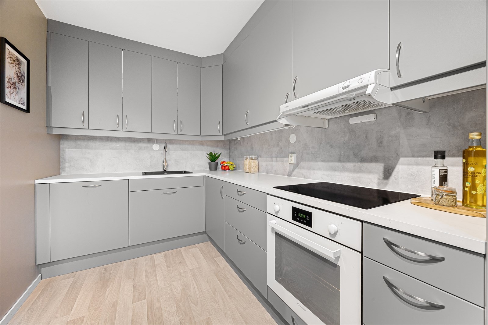 Her medfølger alt man trenger av integrerte hvitevarer. Galleribilde