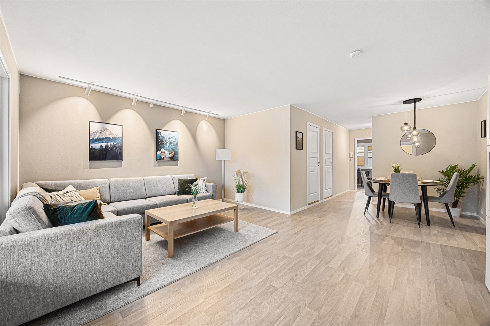 Her er rom for både større spise- og sofagruppe Galleribilde