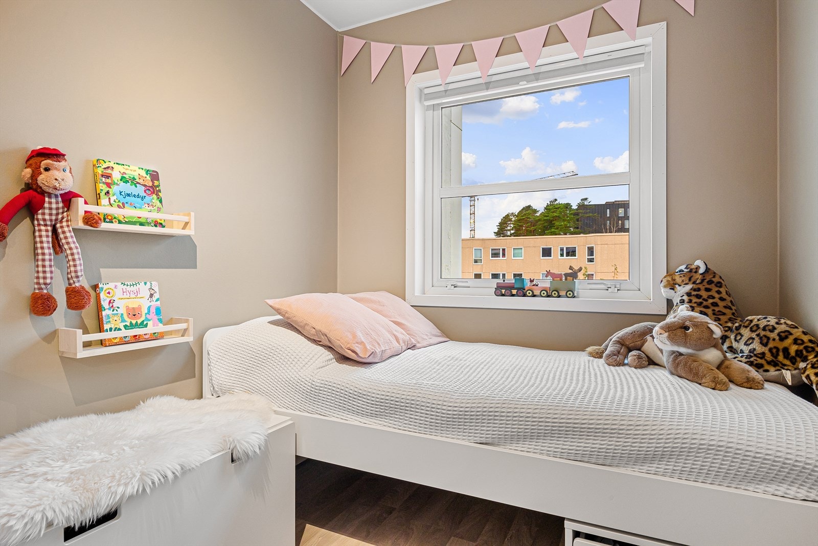 Rommets seng medfølger leiligheten. Galleribilde