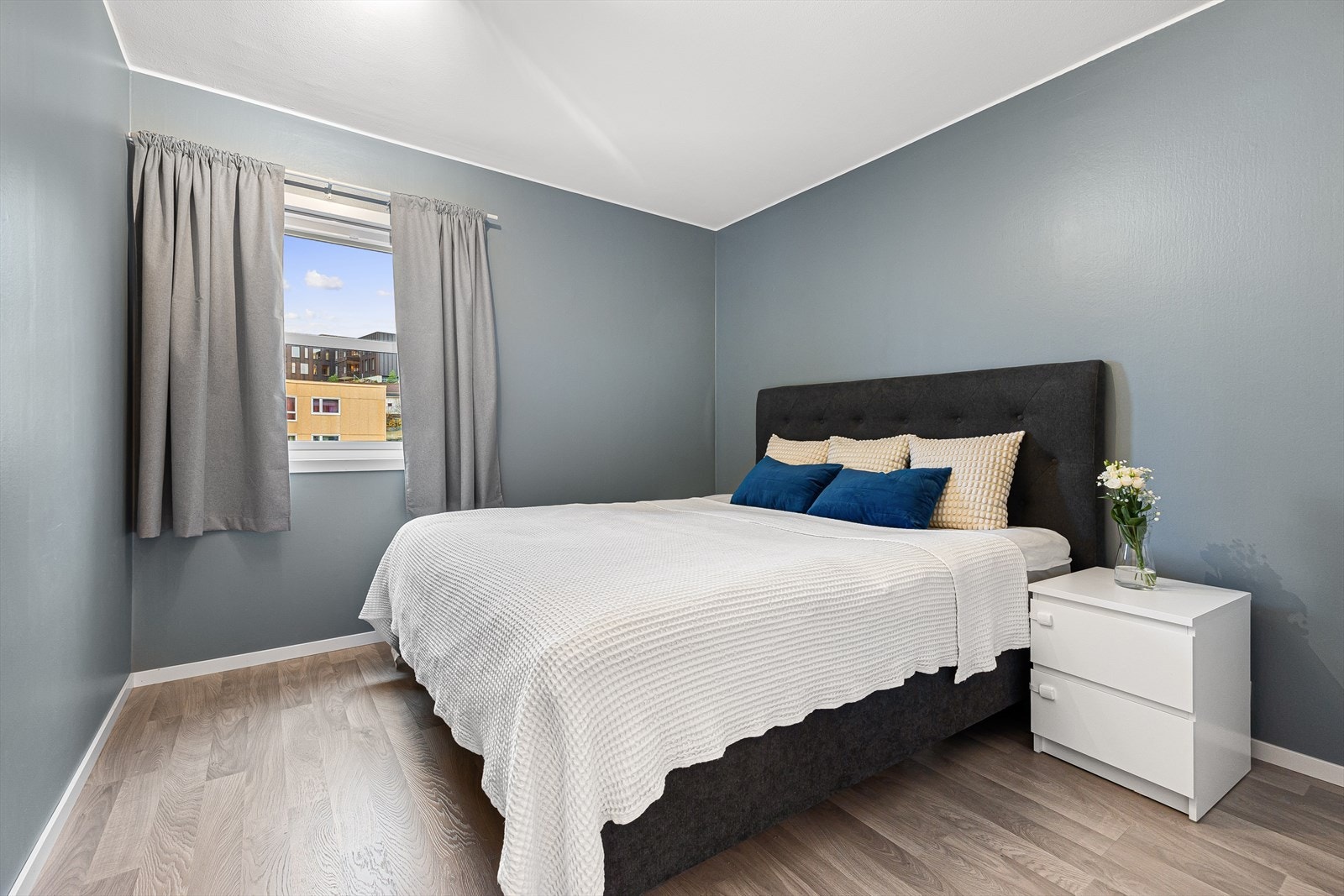 Romslig hovedsoverom med medfølgende garderobe. Galleribilde