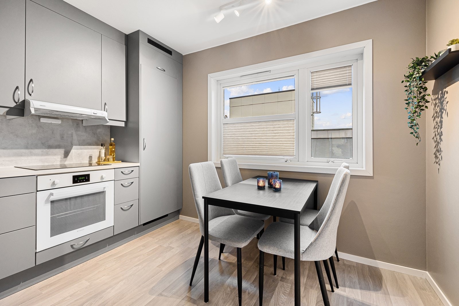 Kjøkkenet ble fornyet i 2023 med bla. nye glatte fronter, ny laminert benkeplate og veggplater mellom over- og underskap. Galleribilde